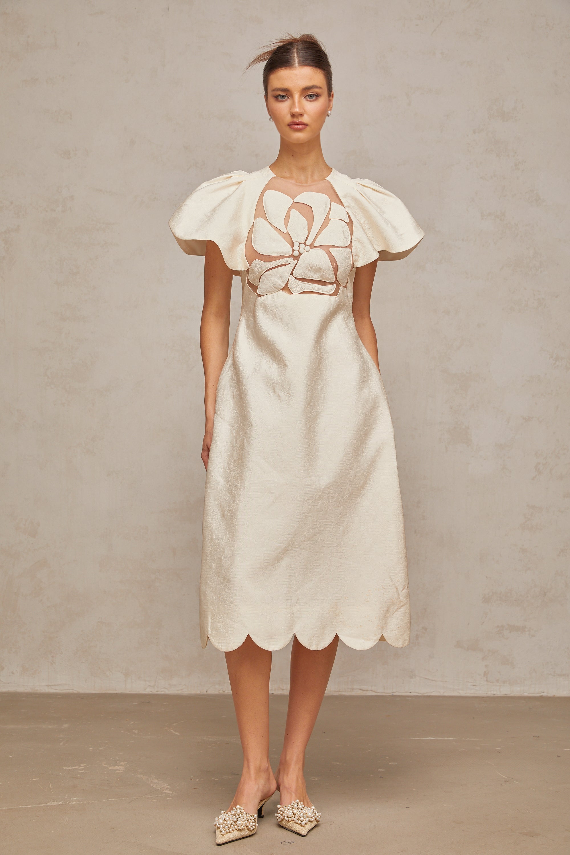 Ségolène فستان جاكار متوسط الطول بزهرة بيضاء