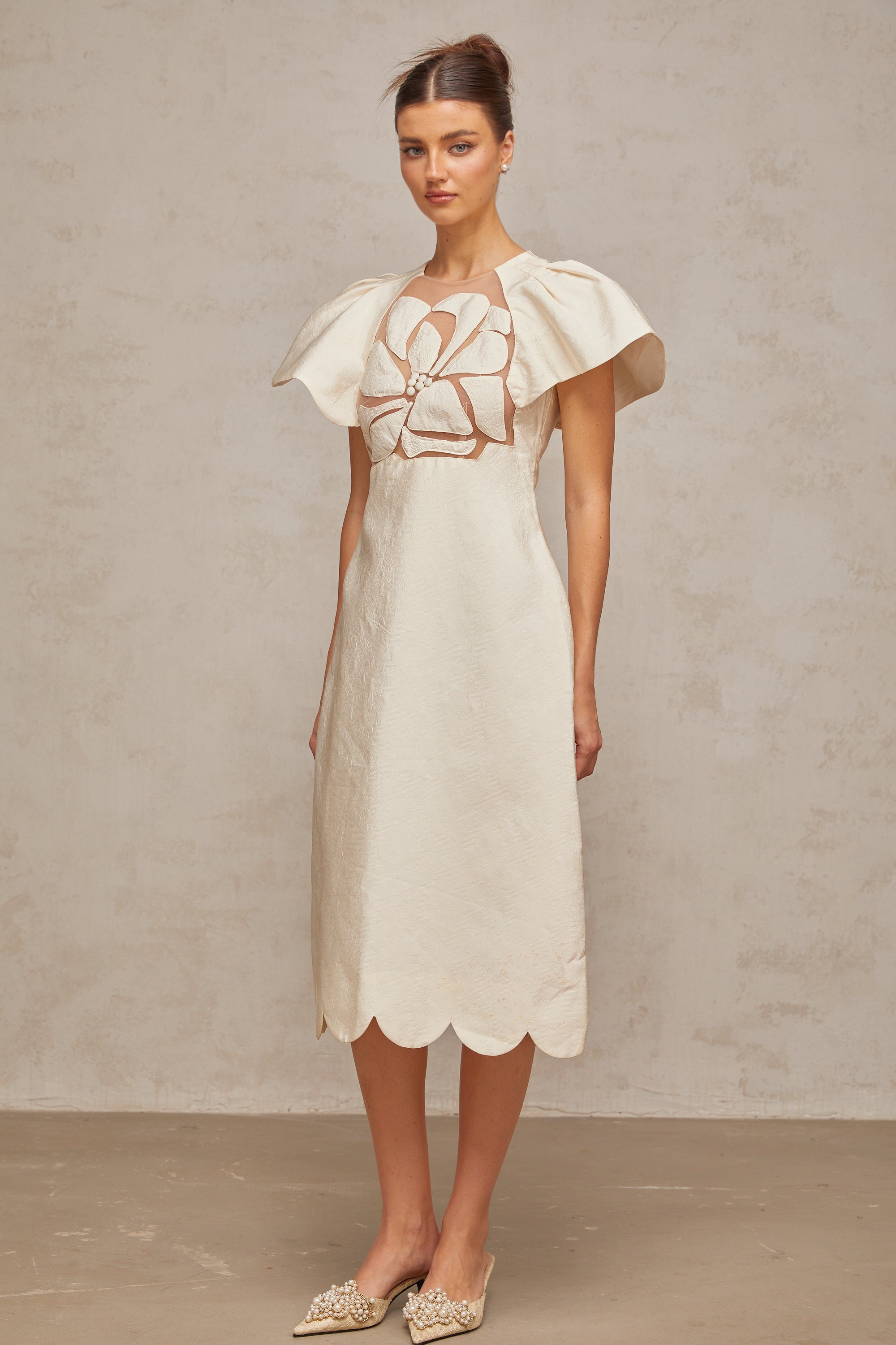 Ségolène فستان جاكار متوسط الطول بزهرة بيضاء