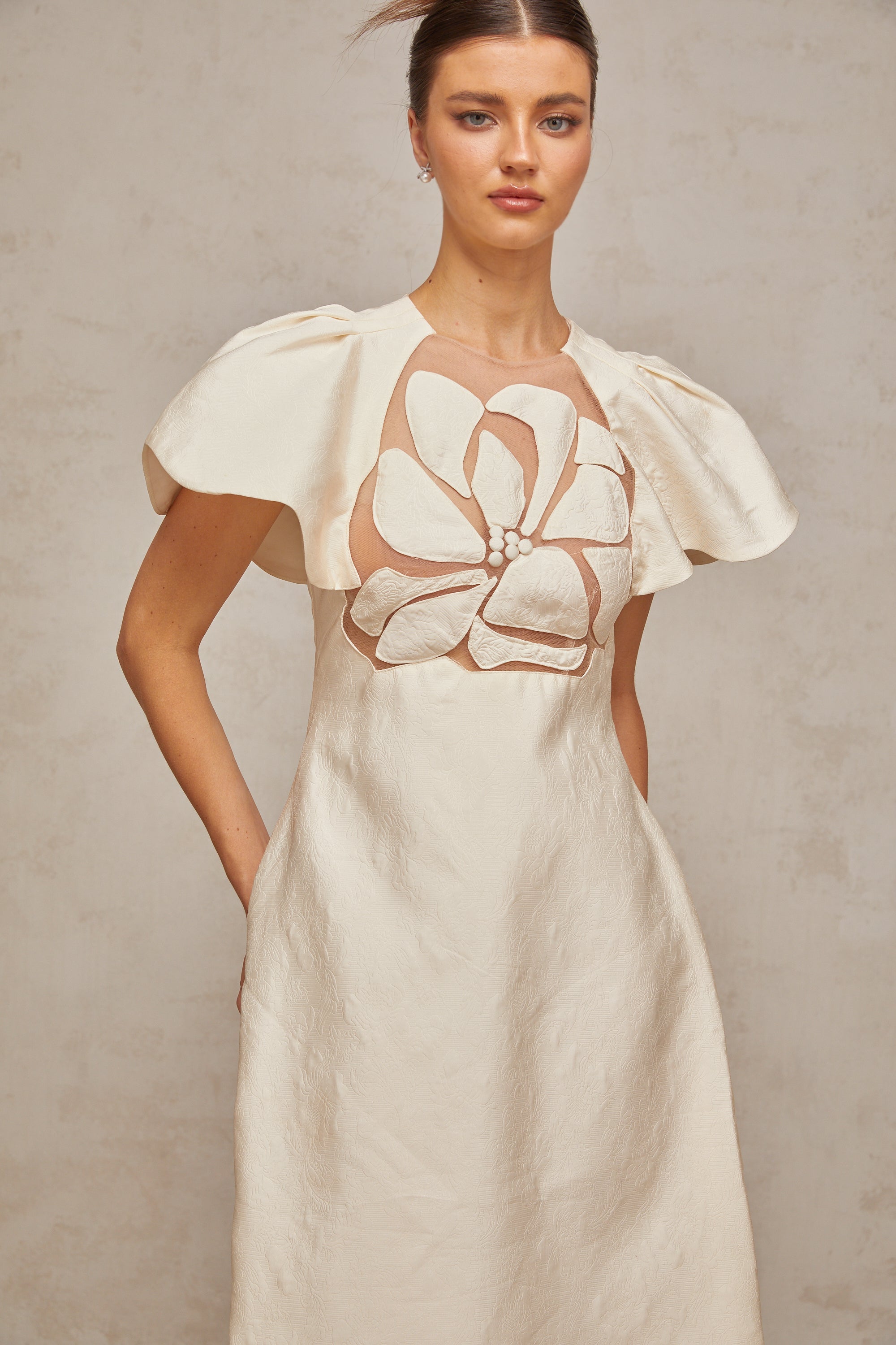 Ségolène فستان جاكار متوسط الطول بزهرة بيضاء