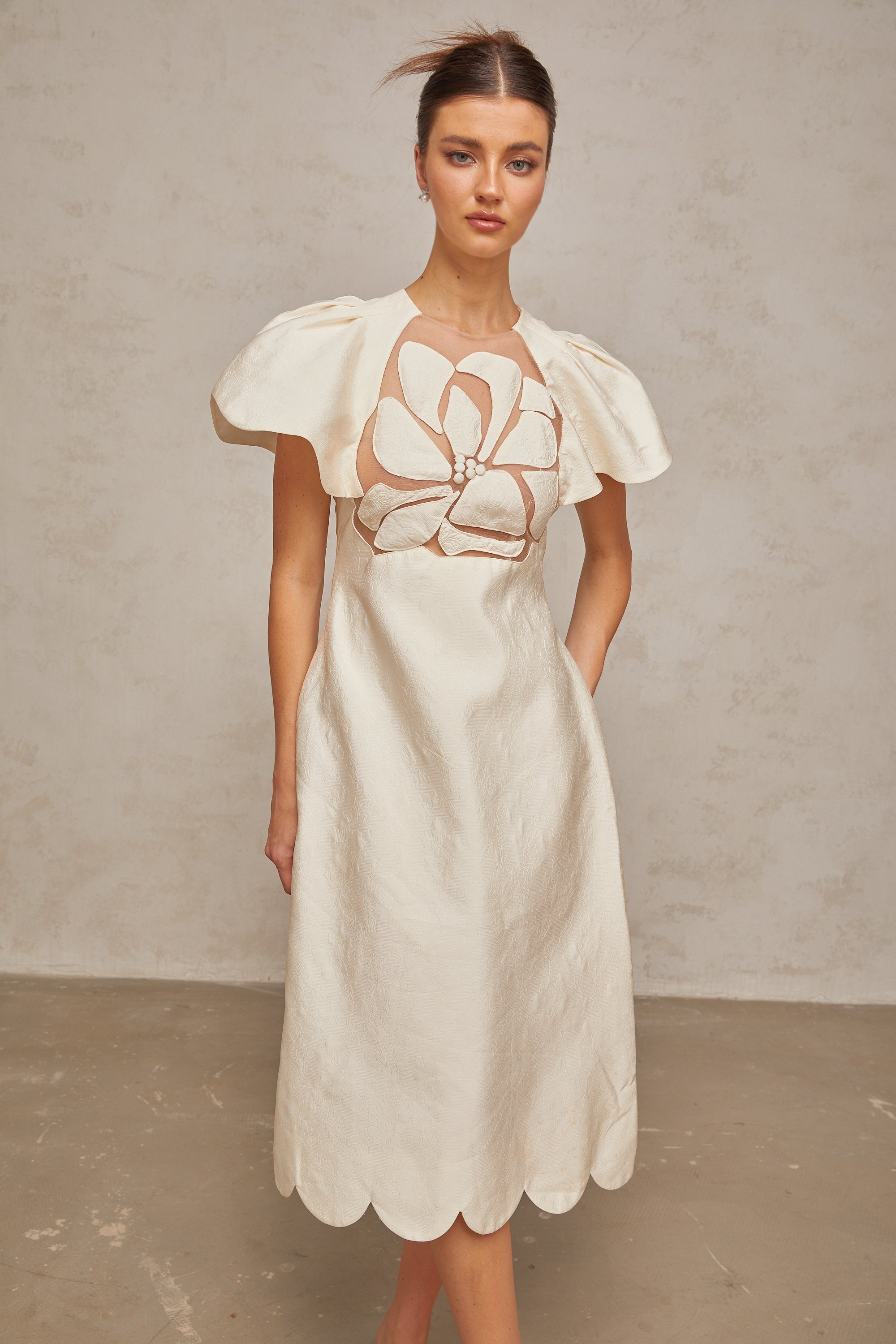 Ségolène فستان جاكار متوسط الطول بزهرة بيضاء