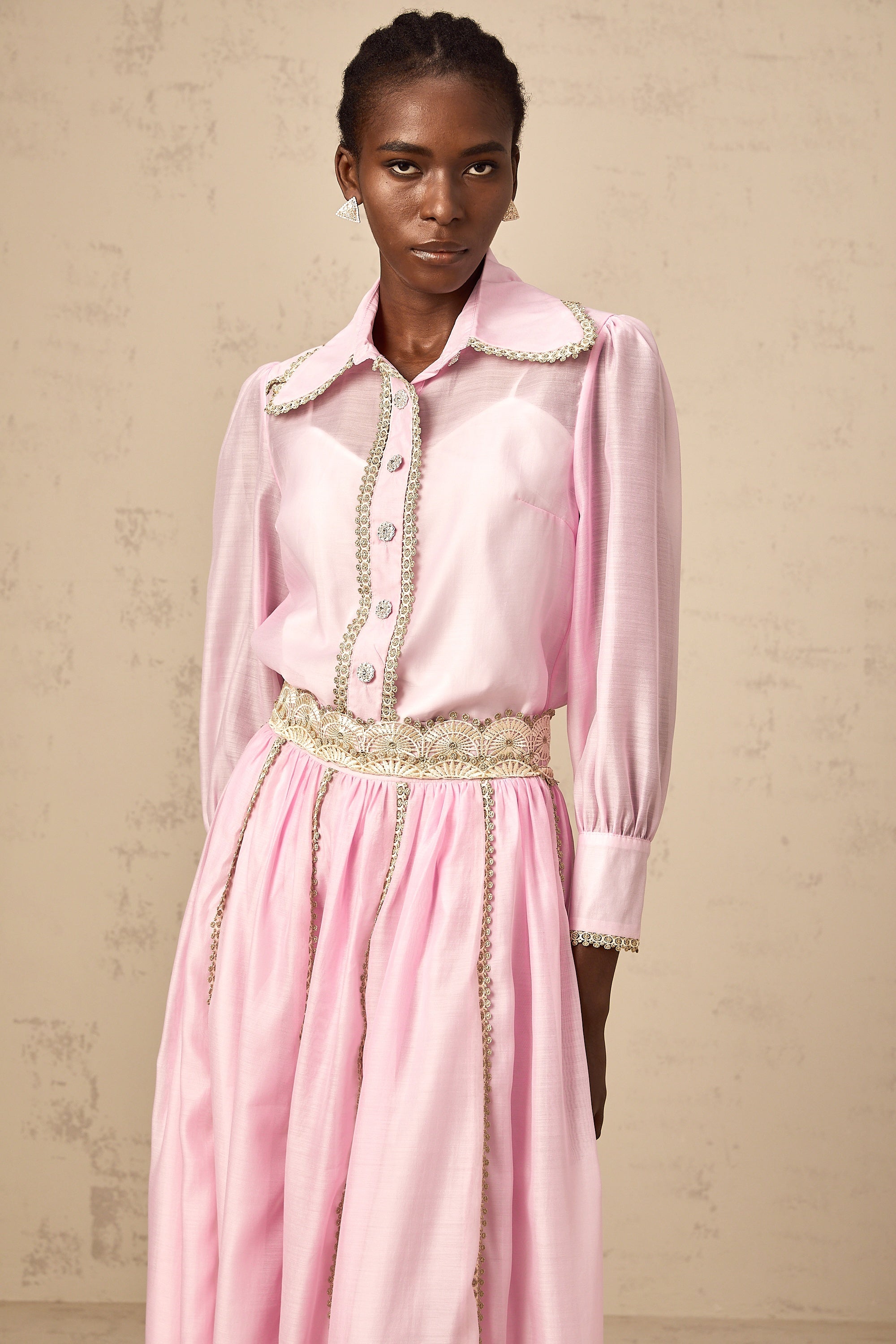 طقم فريدا الوردي المكون من قميص وتنورة متناسقين مع حواف من الدانتيل