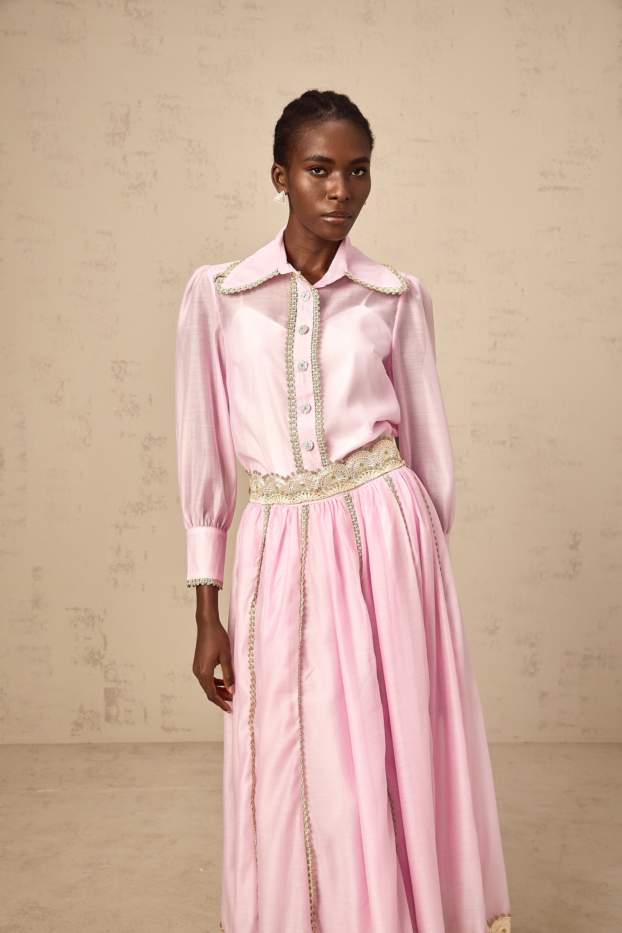 طقم فريدا الوردي المكون من قميص وتنورة متناسقين مع حواف من الدانتيل