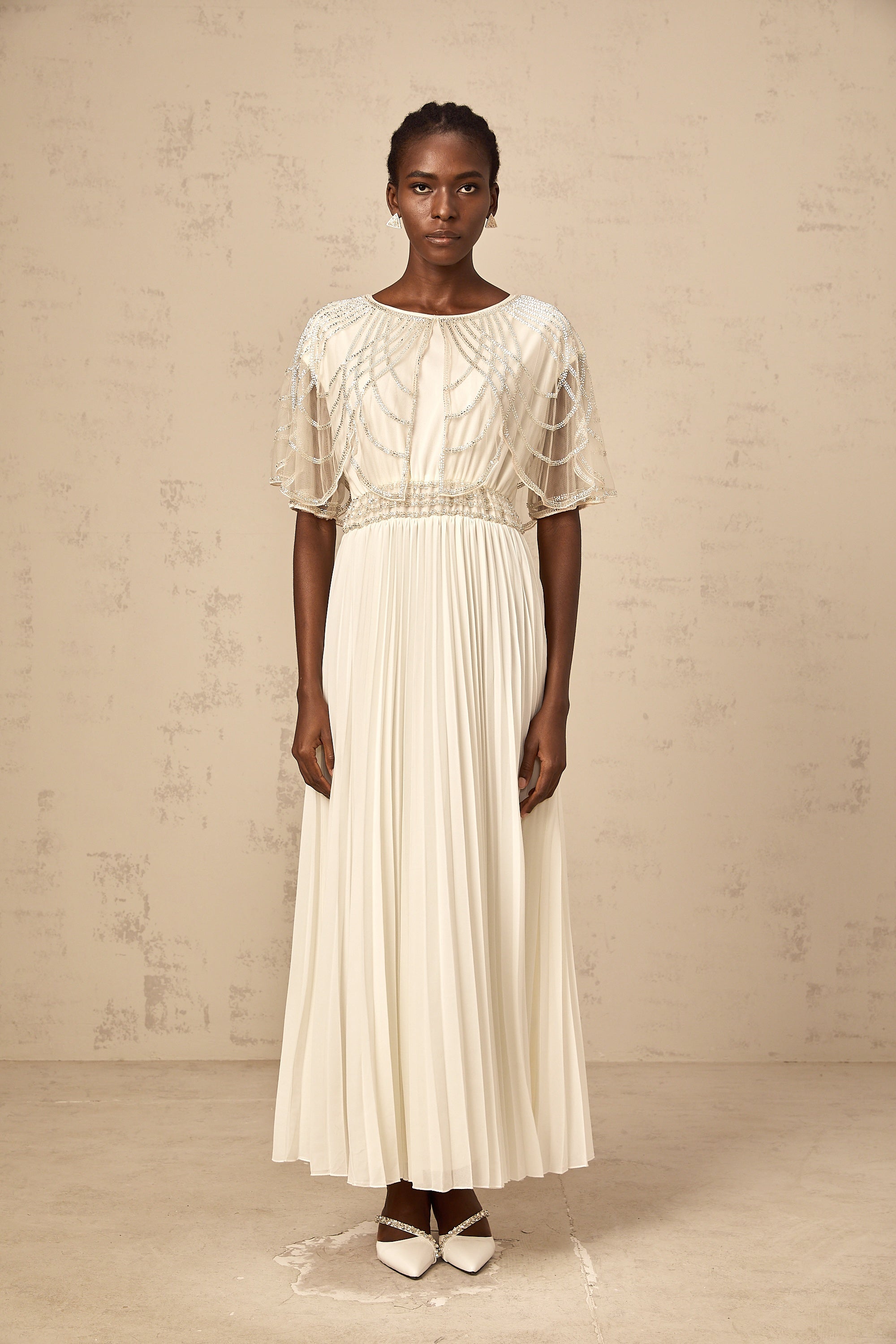 Xénia weißes, kristallverziertes, plissiertes Maxikleid