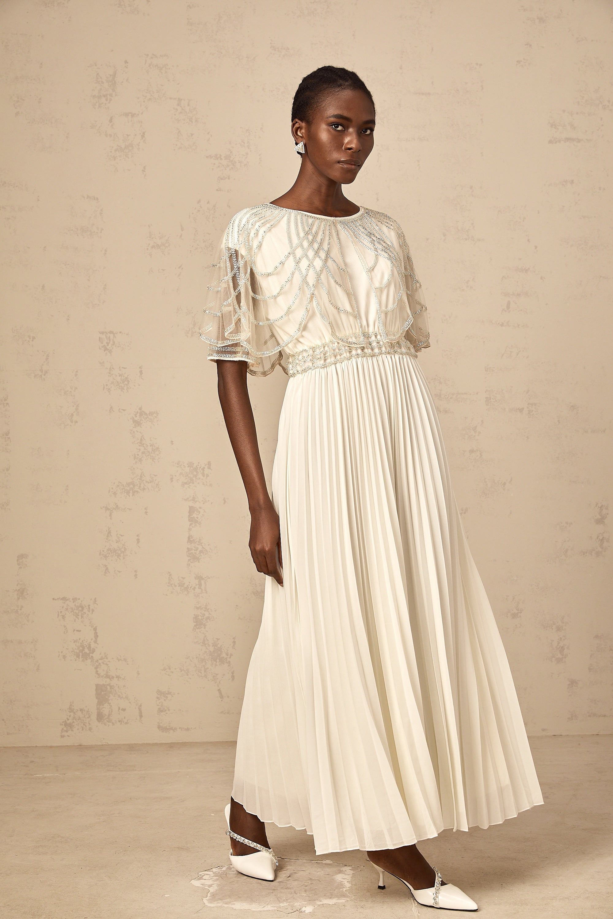 Xénia weißes, kristallverziertes, plissiertes Maxikleid