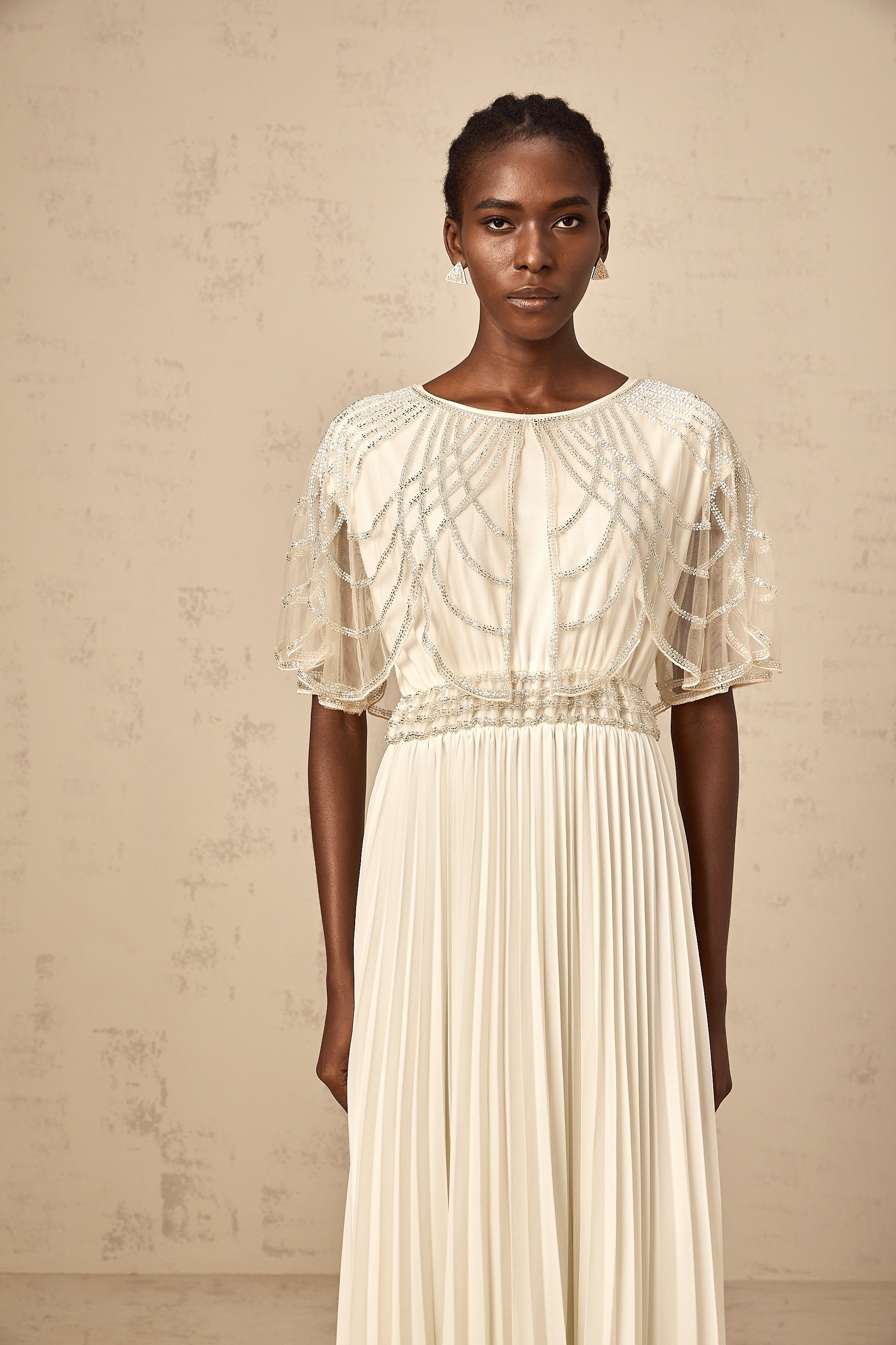 Xénia weißes, kristallverziertes, plissiertes Maxikleid