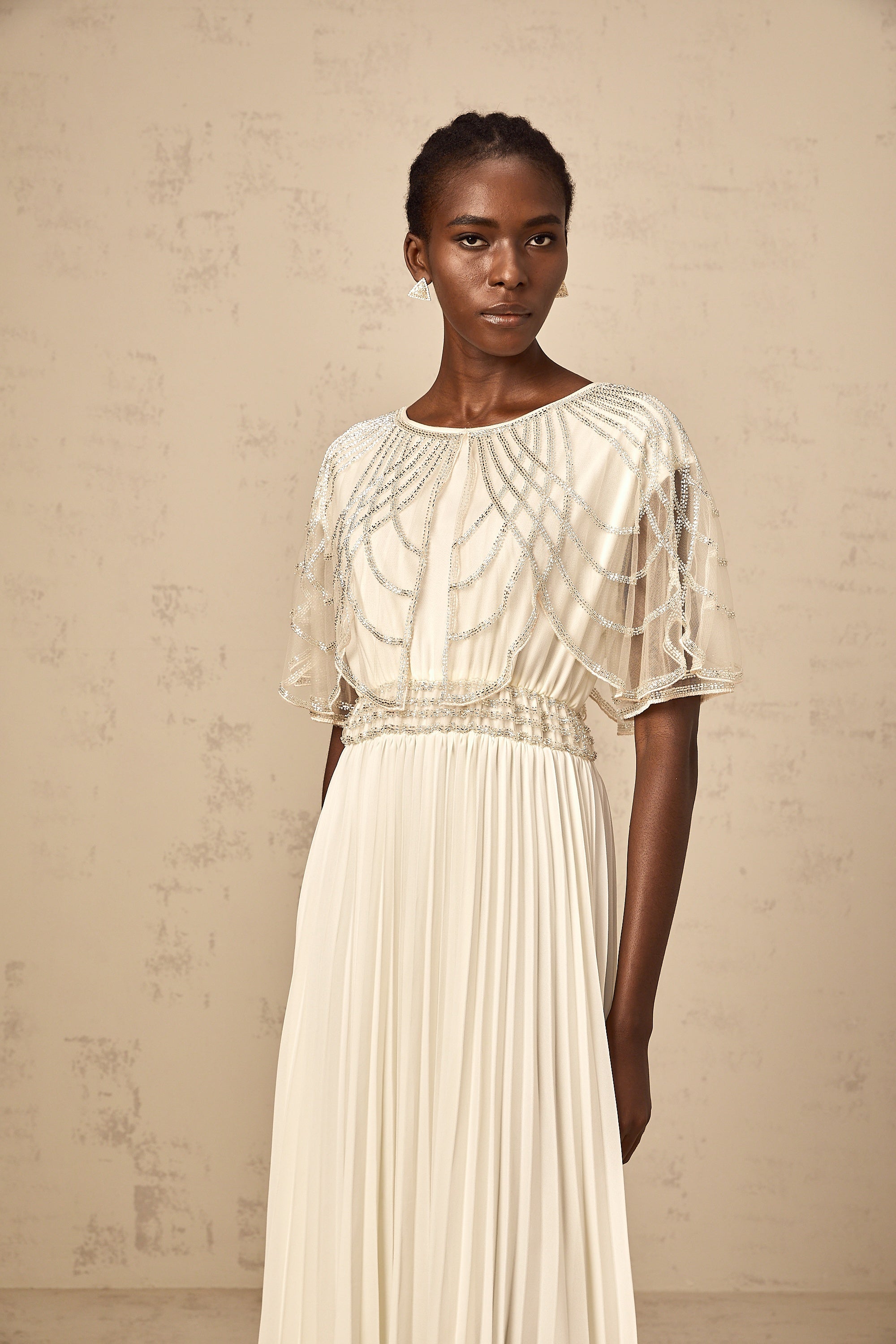 Xénia weißes, kristallverziertes, plissiertes Maxikleid