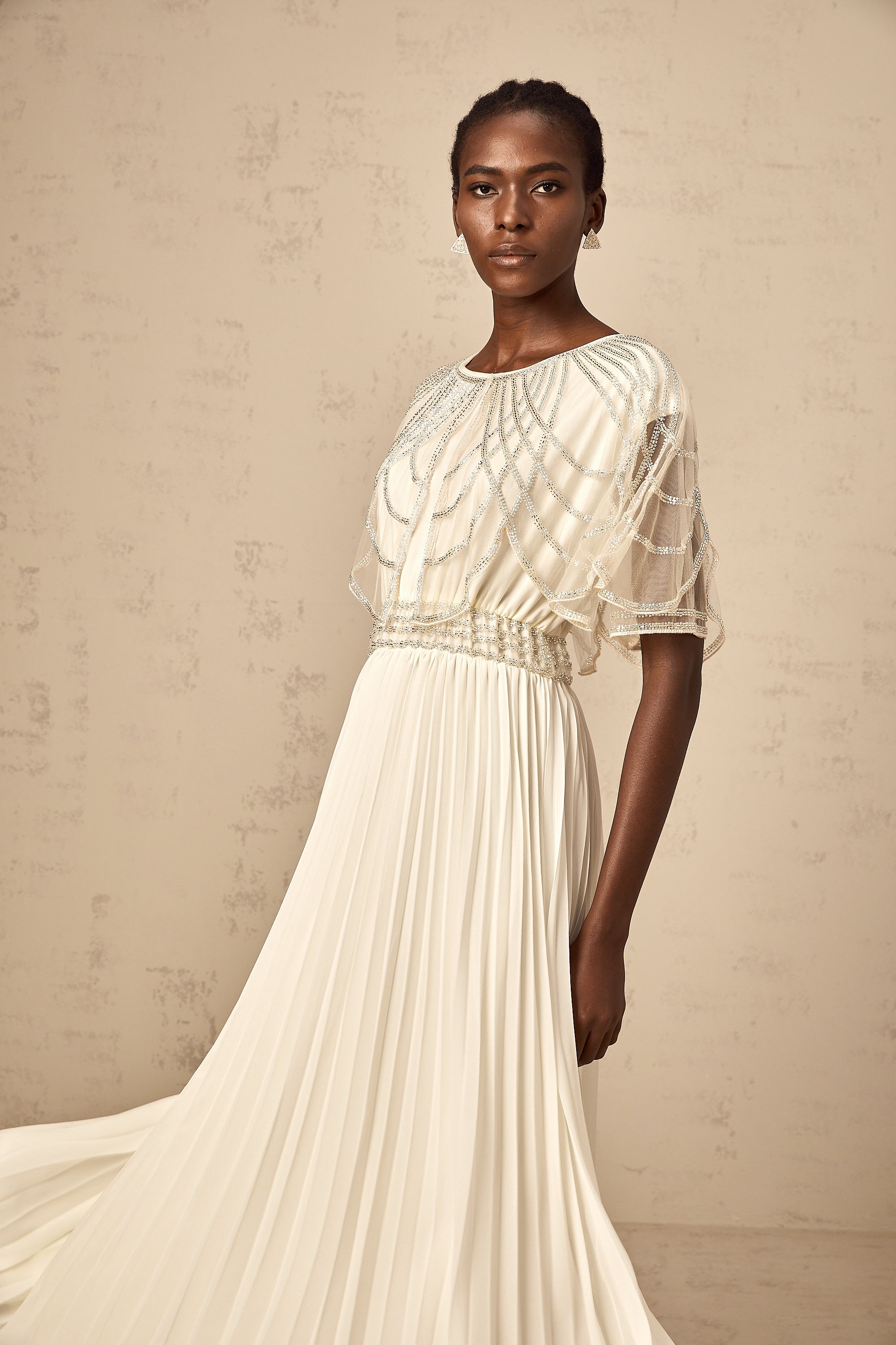 Xénia weißes, kristallverziertes, plissiertes Maxikleid