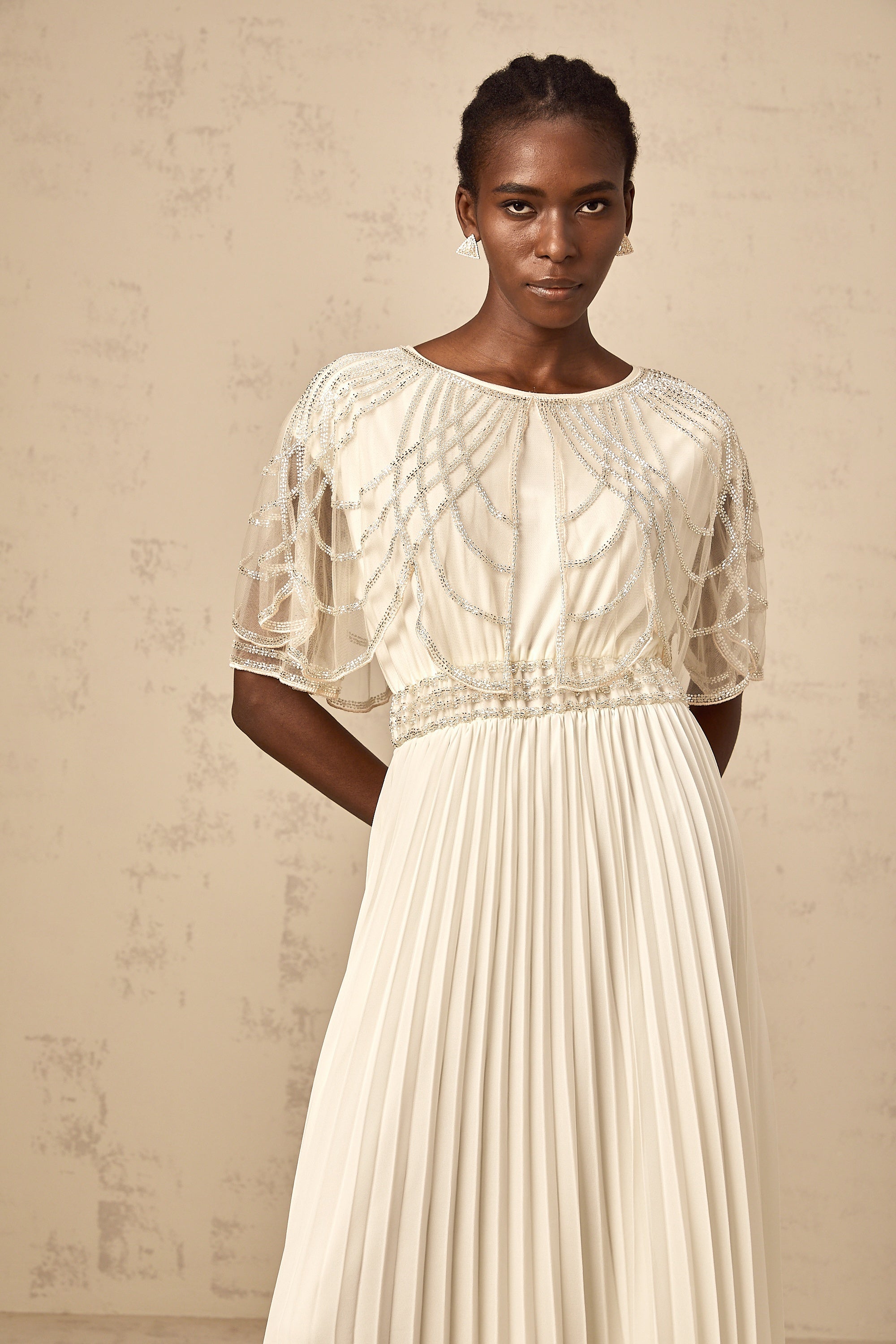 Xénia weißes, kristallverziertes, plissiertes Maxikleid