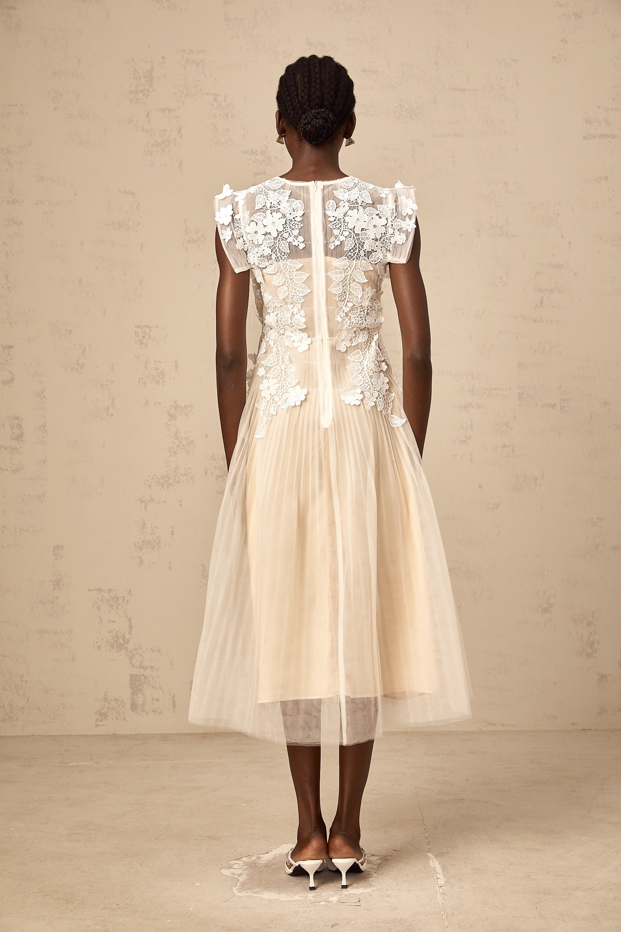 فستان أنابيل متوسط الطول من التول مزين بالزهور