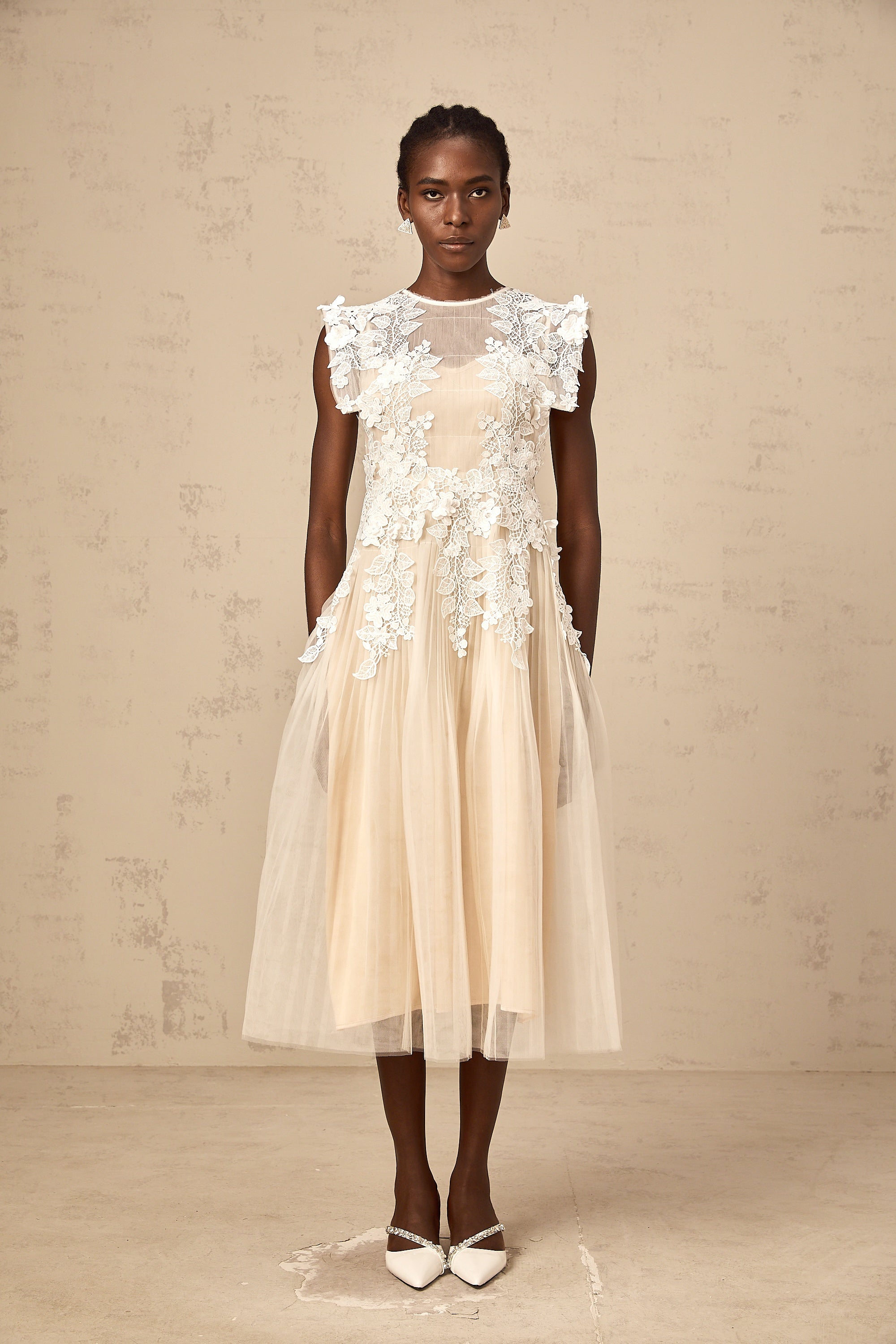 فستان أنابيل متوسط الطول من التول مزين بالزهور