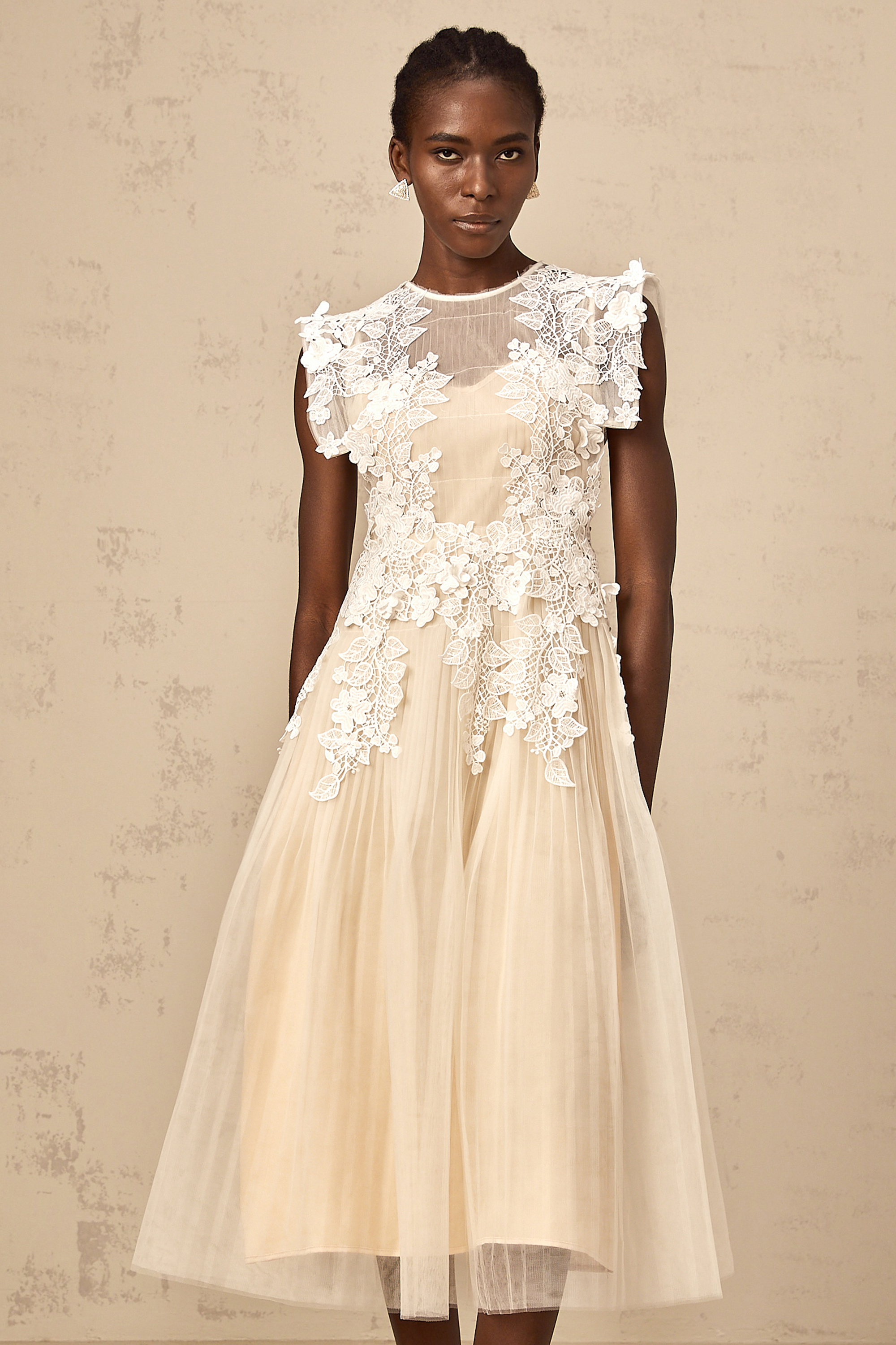 فستان أنابيل متوسط الطول من التول مزين بالزهور