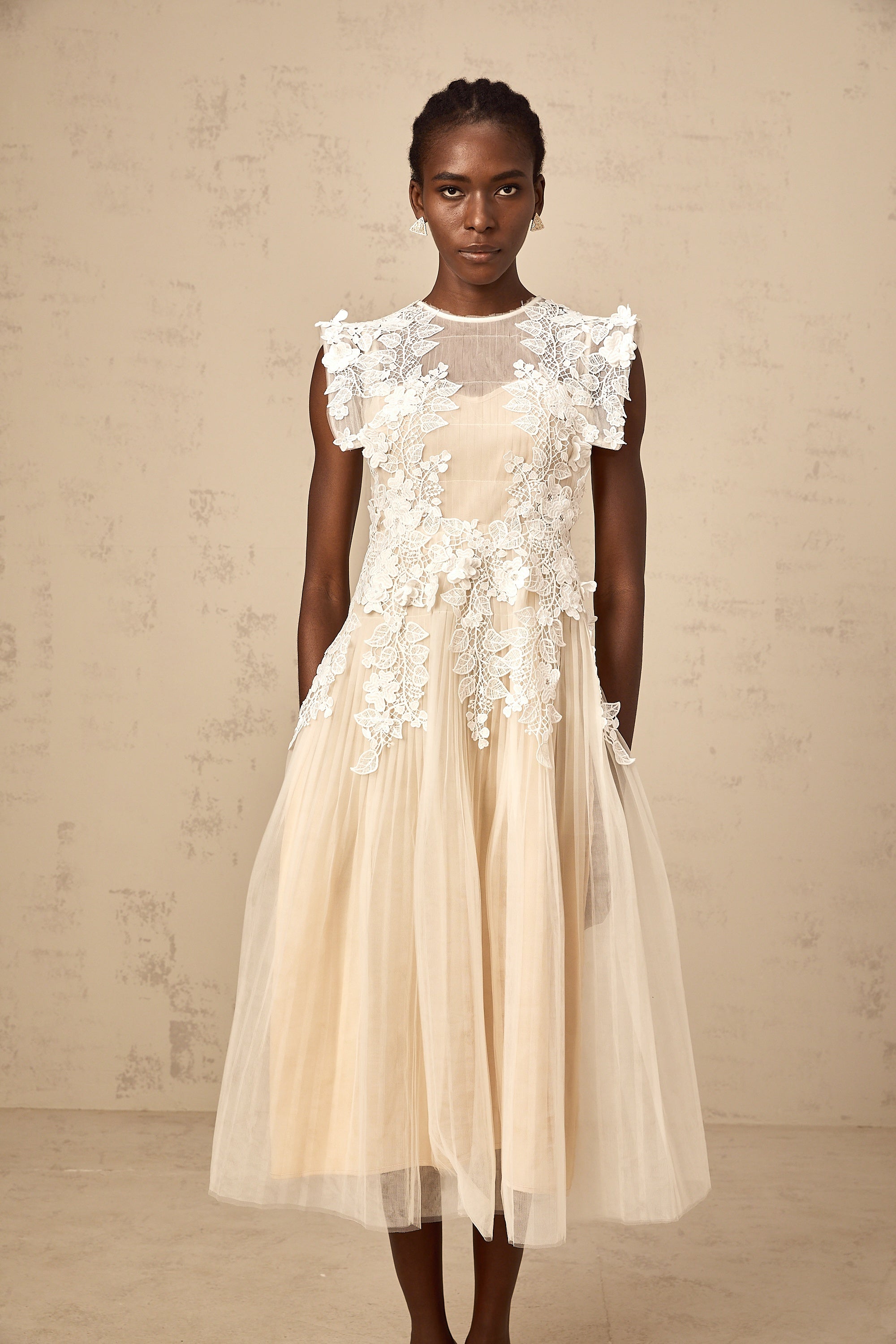 فستان أنابيل متوسط الطول من التول مزين بالزهور