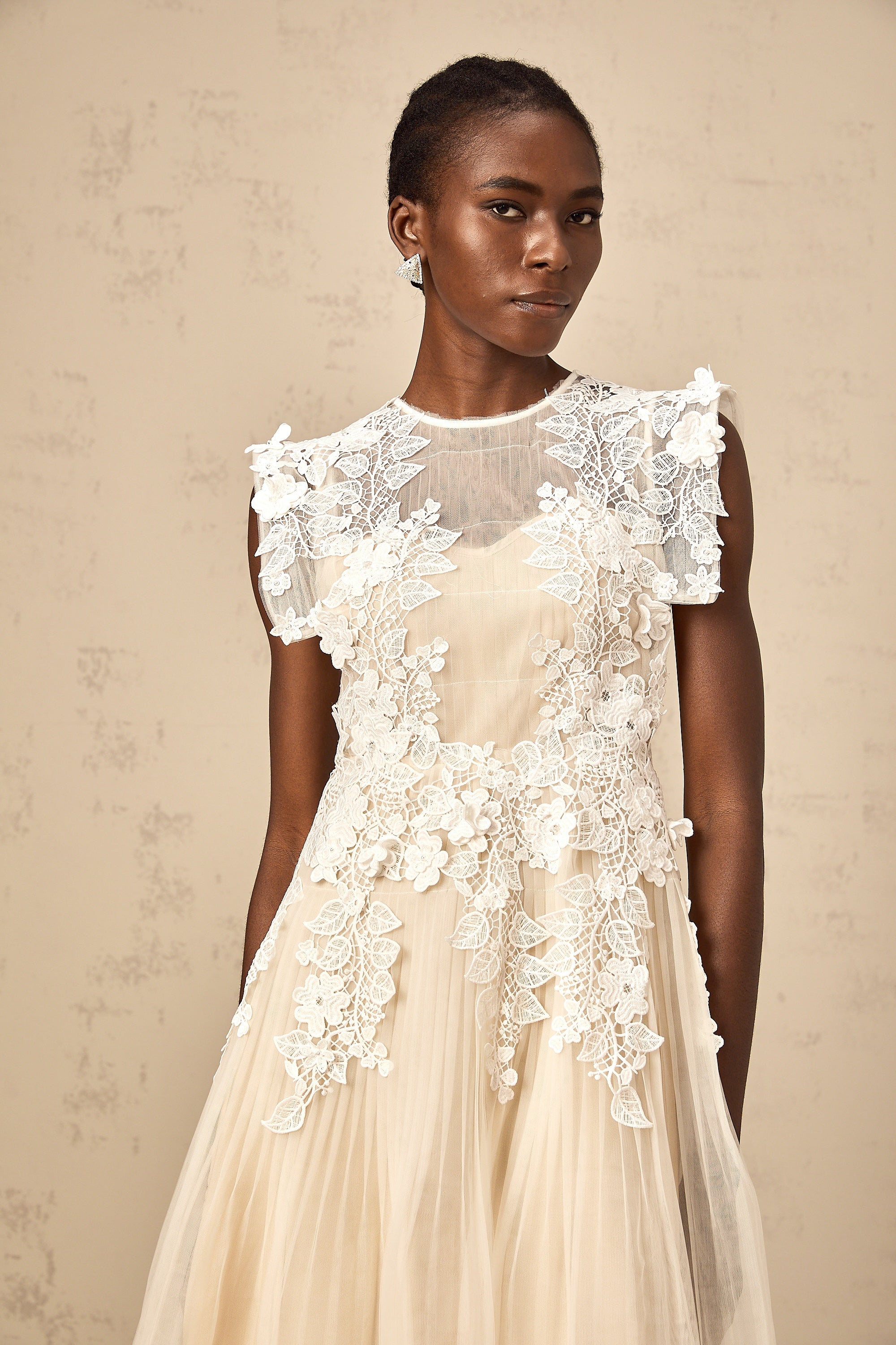 فستان أنابيل متوسط الطول من التول مزين بالزهور