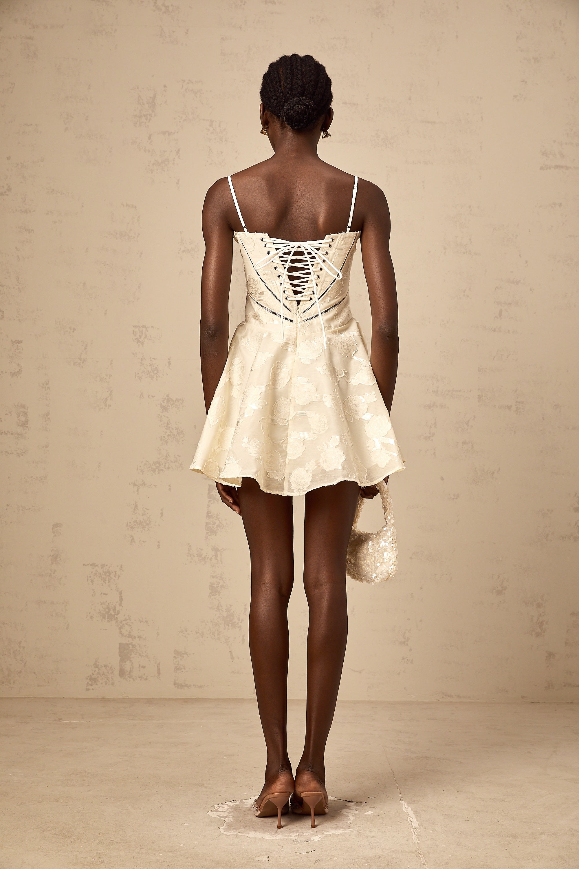 فستان أدابيلا الأبيض القصير المزين بالزهور والجاكار