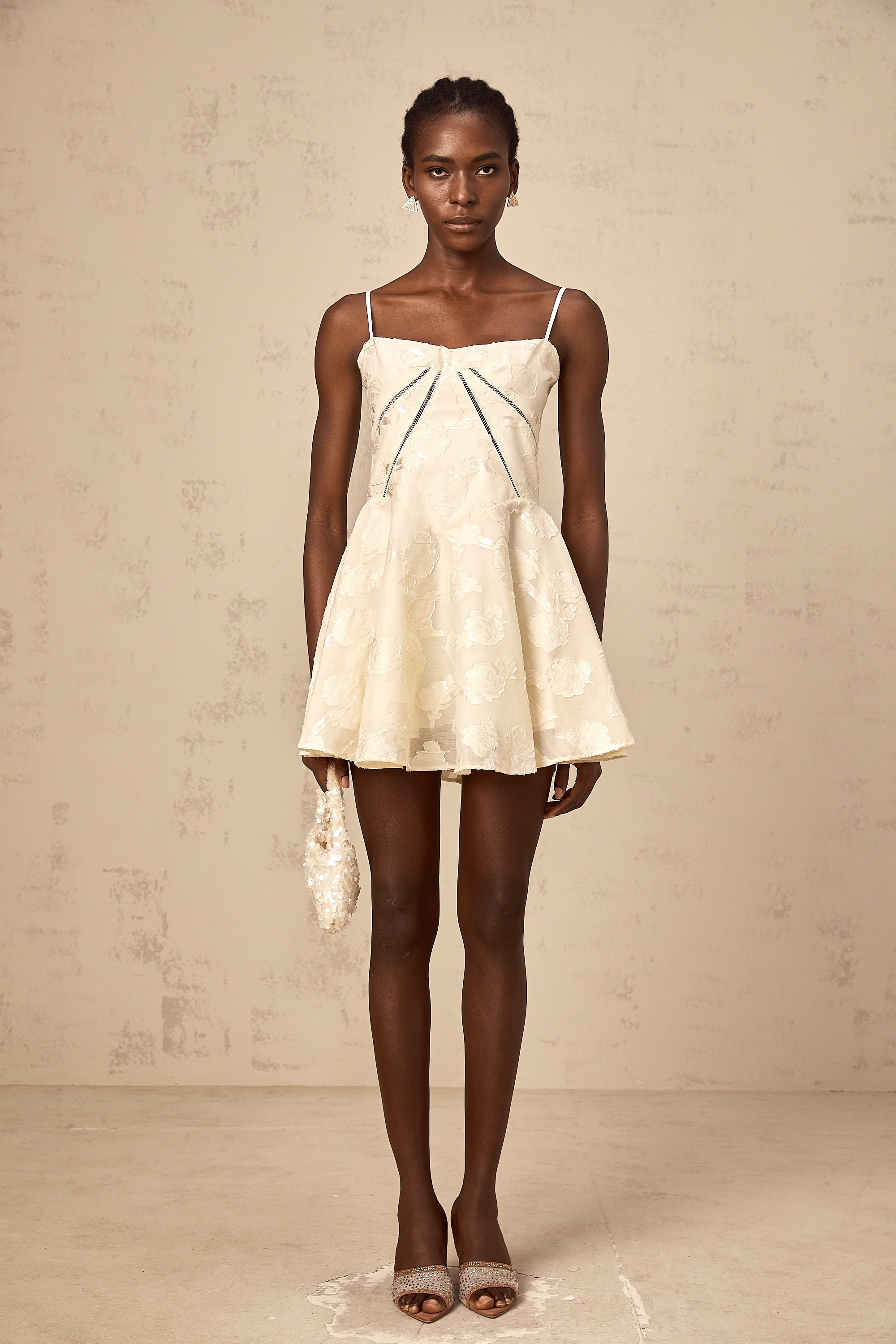 فستان أدابيلا الأبيض القصير المزين بالزهور والجاكار