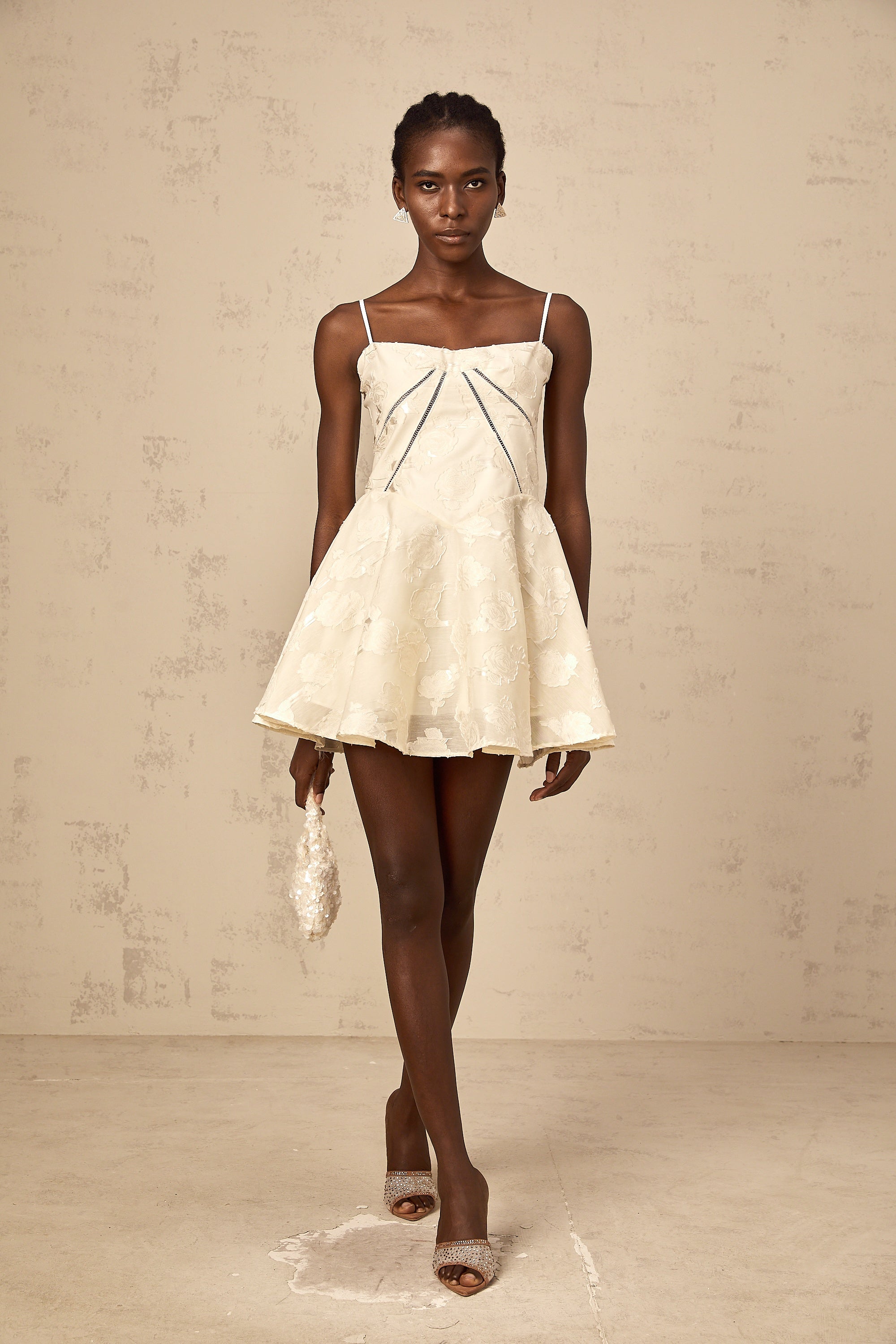 فستان أدابيلا الأبيض القصير المزين بالزهور والجاكار