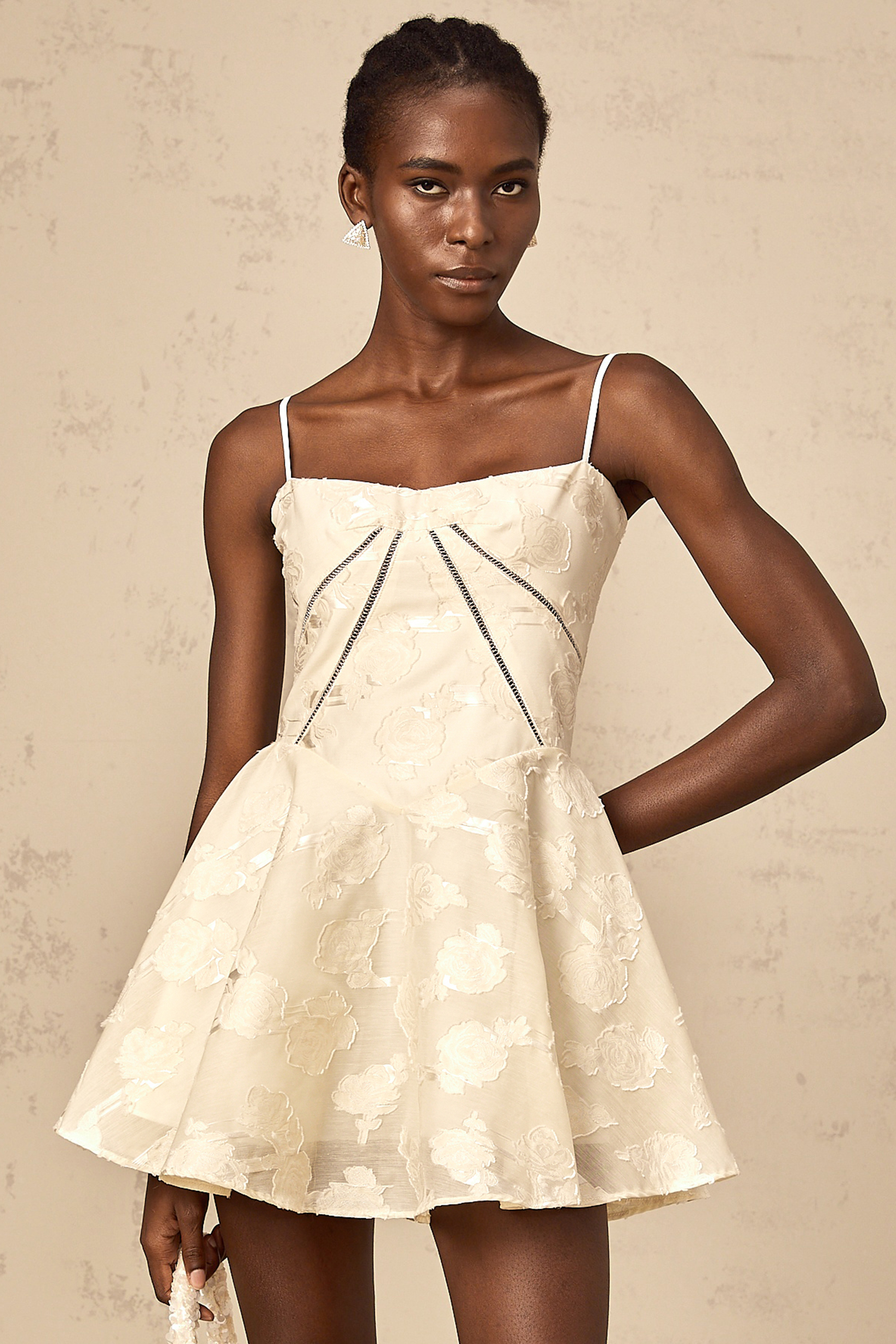 فستان أدابيلا الأبيض القصير المزين بالزهور والجاكار