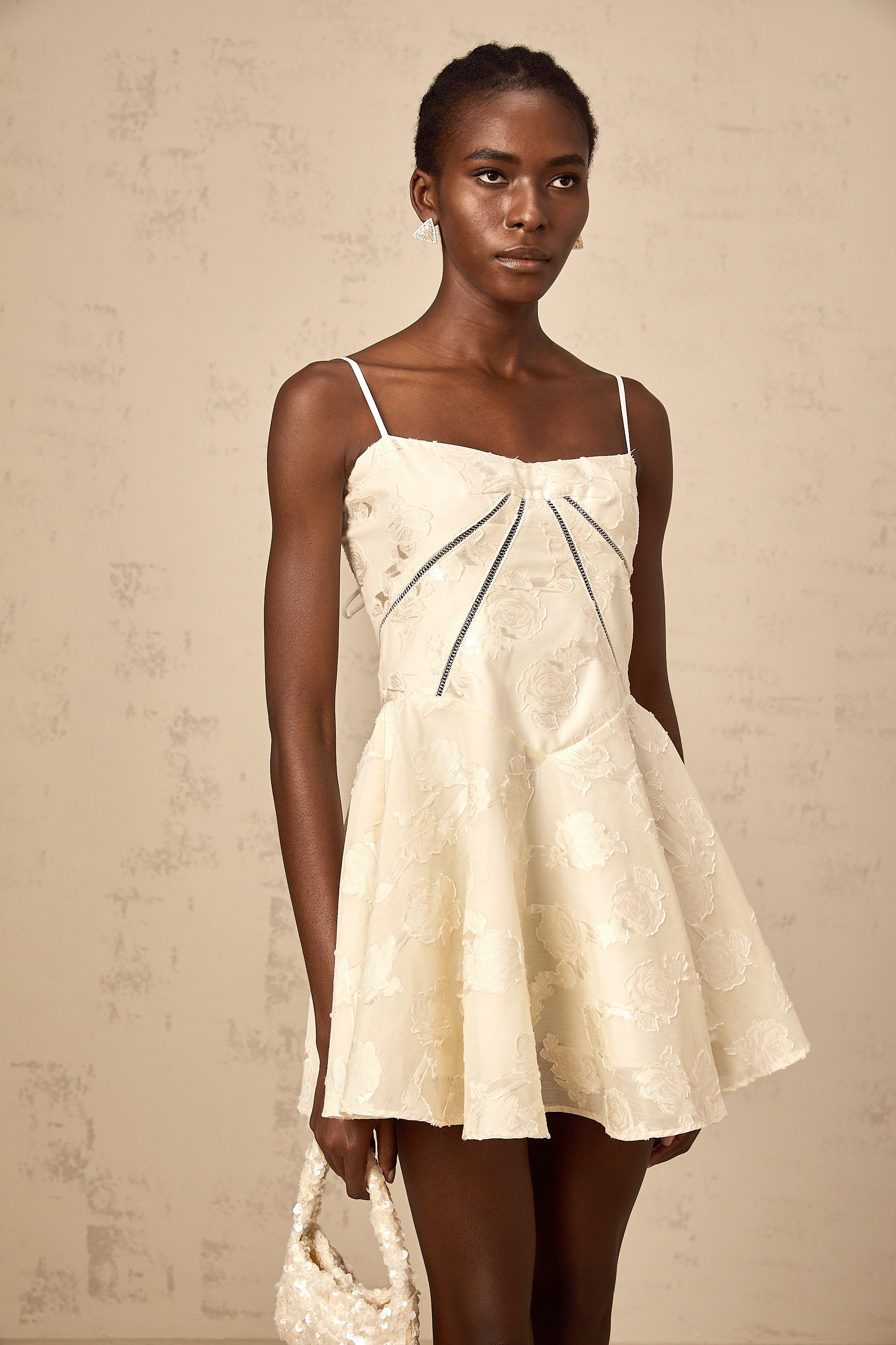 فستان أدابيلا الأبيض القصير المزين بالزهور والجاكار