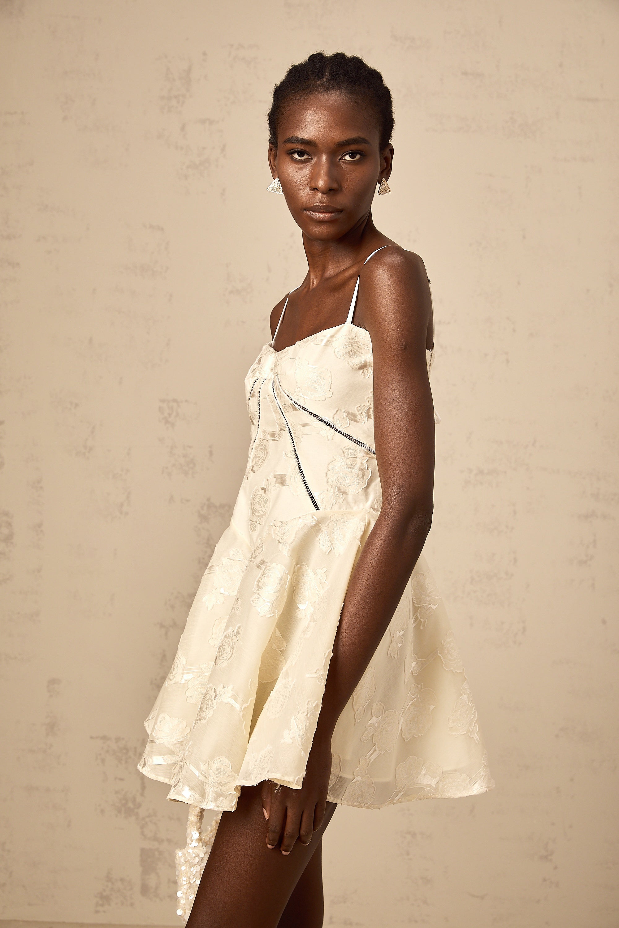 فستان أدابيلا الأبيض القصير المزين بالزهور والجاكار