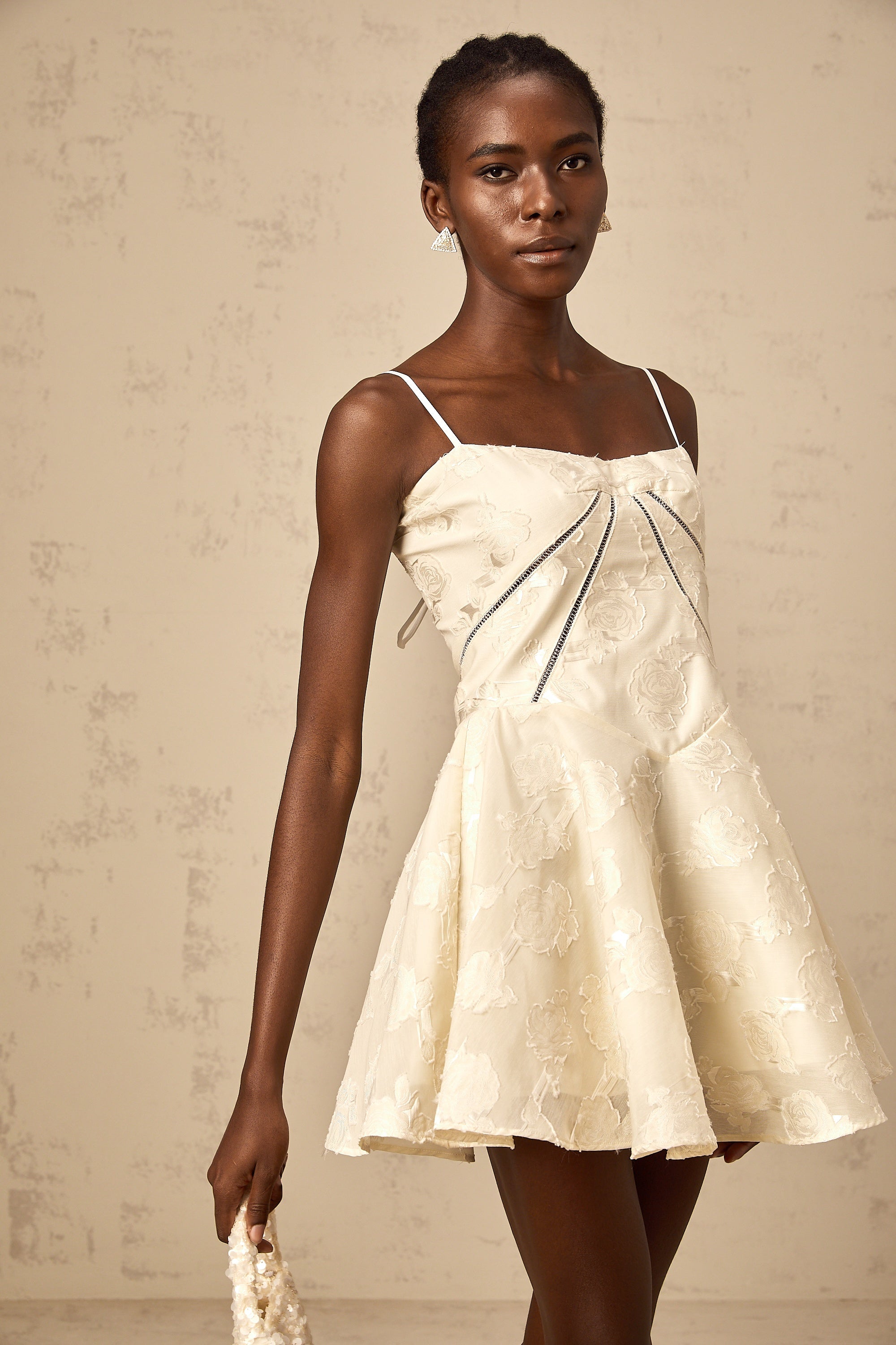 فستان أدابيلا الأبيض القصير المزين بالزهور والجاكار