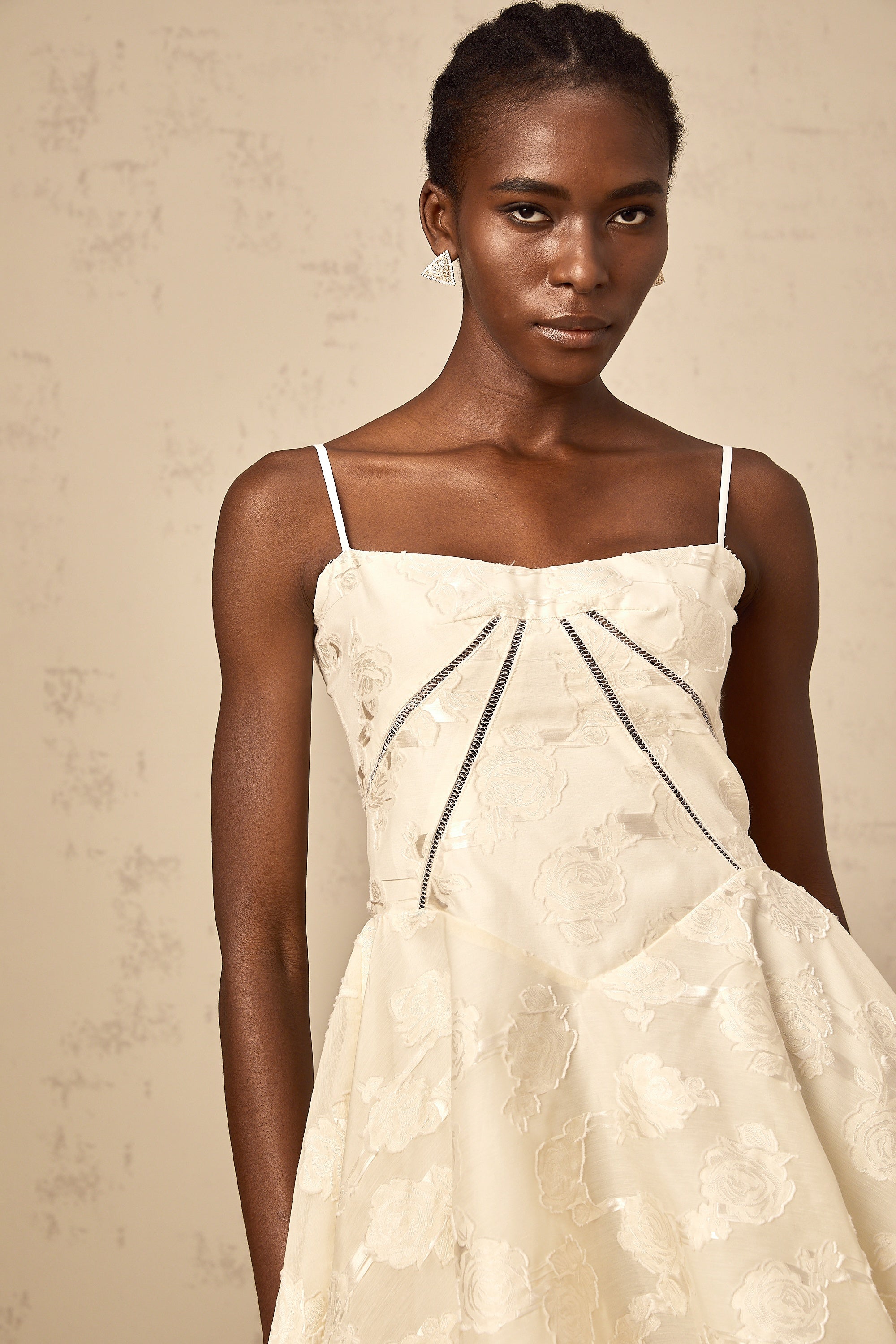 فستان أدابيلا الأبيض القصير المزين بالزهور والجاكار