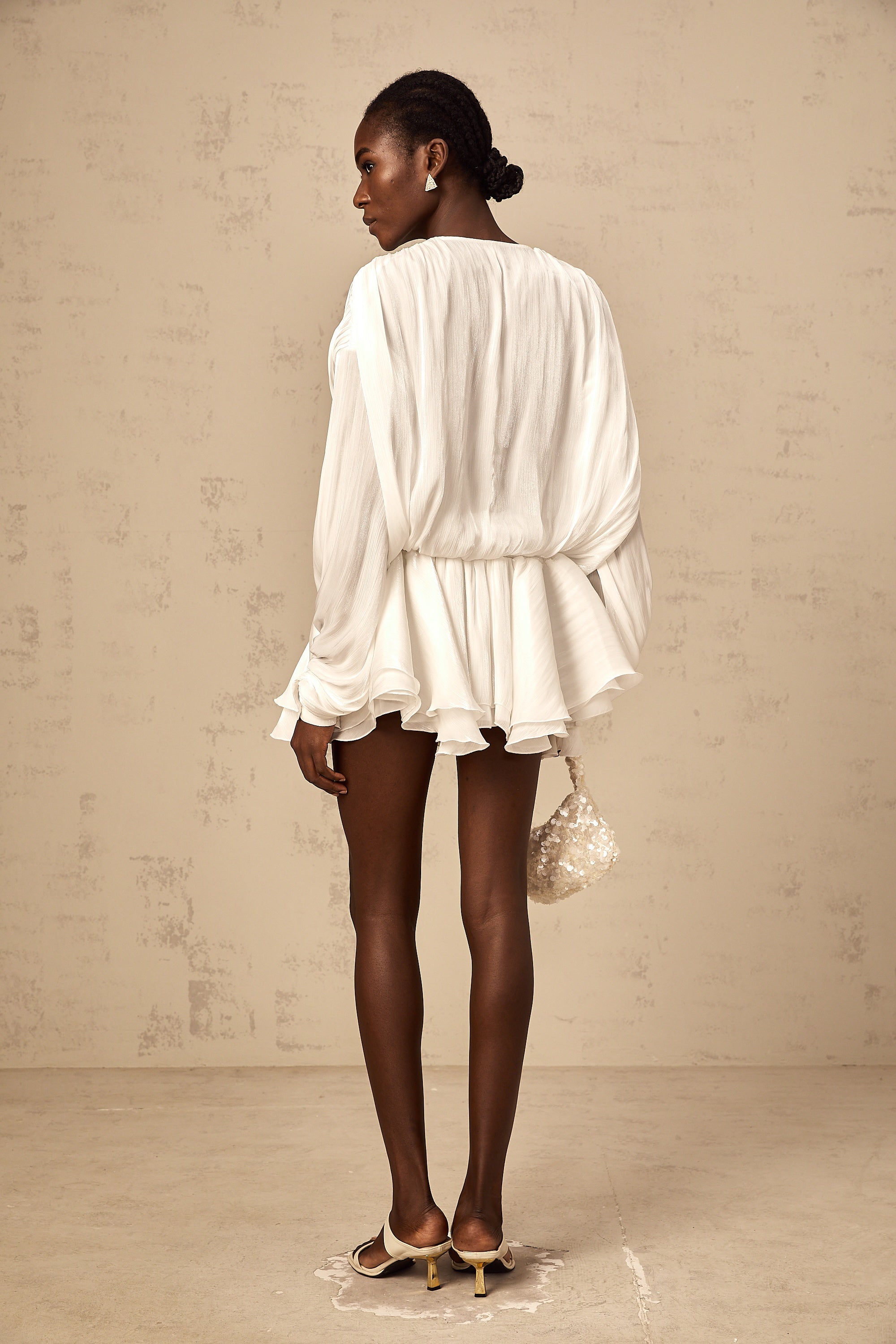 فستان ماهولت القصير باللون الأبيض المطوي مع تأثير لامع