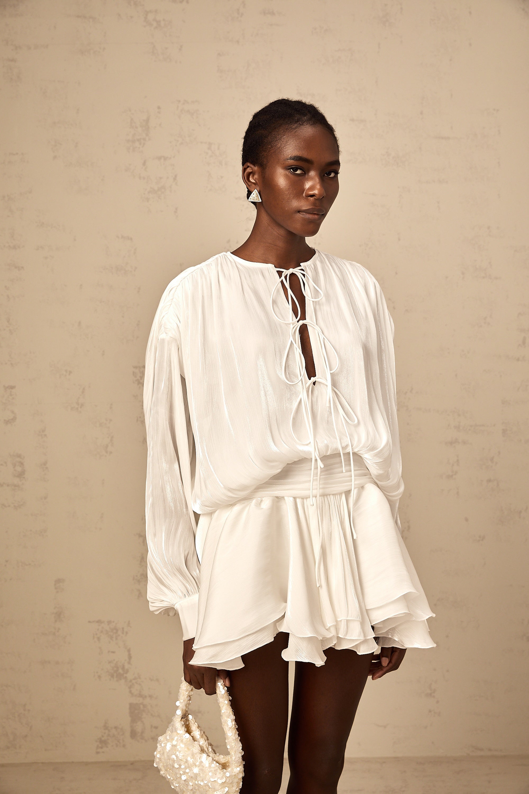 فستان ماهولت القصير باللون الأبيض المطوي مع تأثير لامع