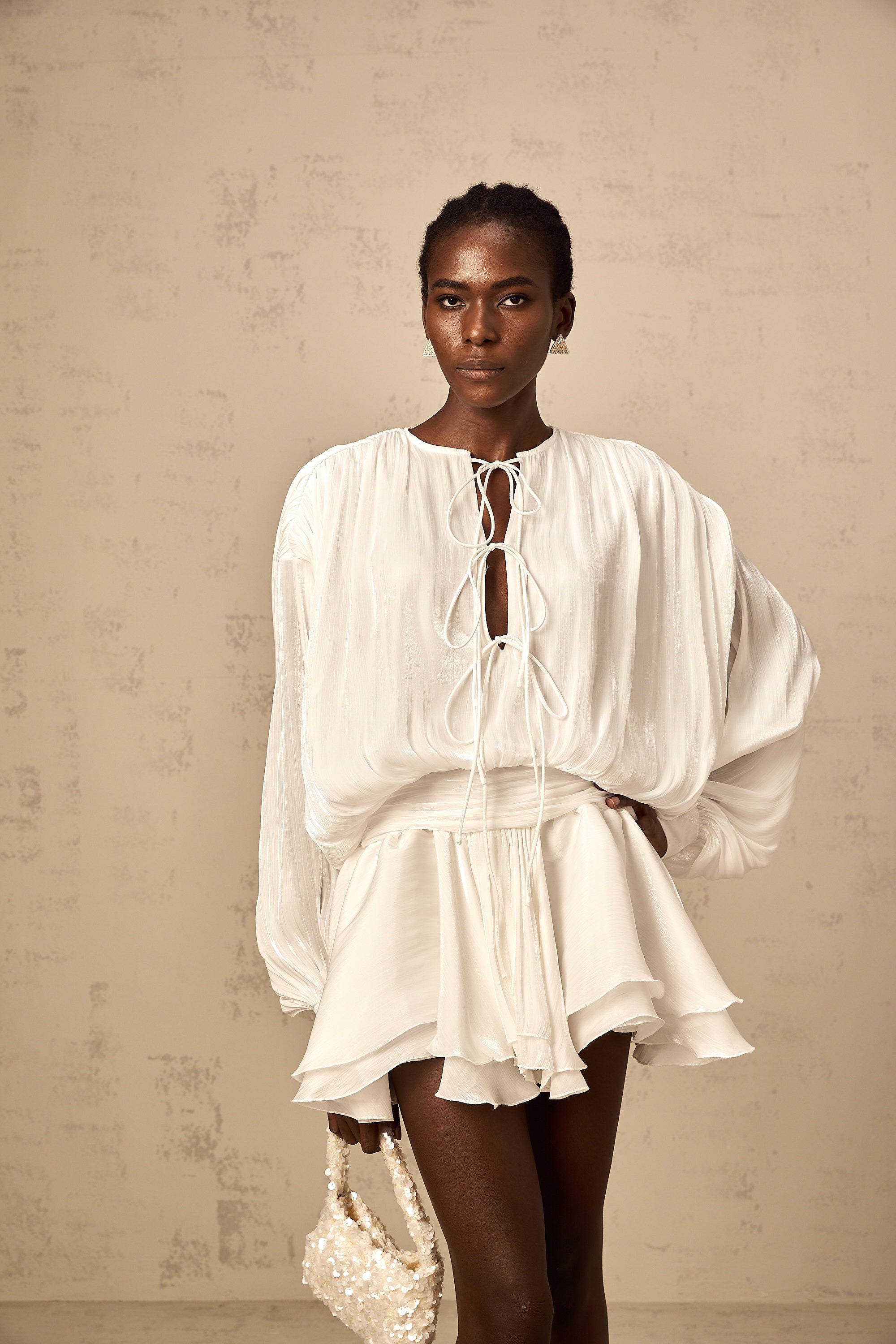 فستان ماهولت القصير باللون الأبيض المطوي مع تأثير لامع