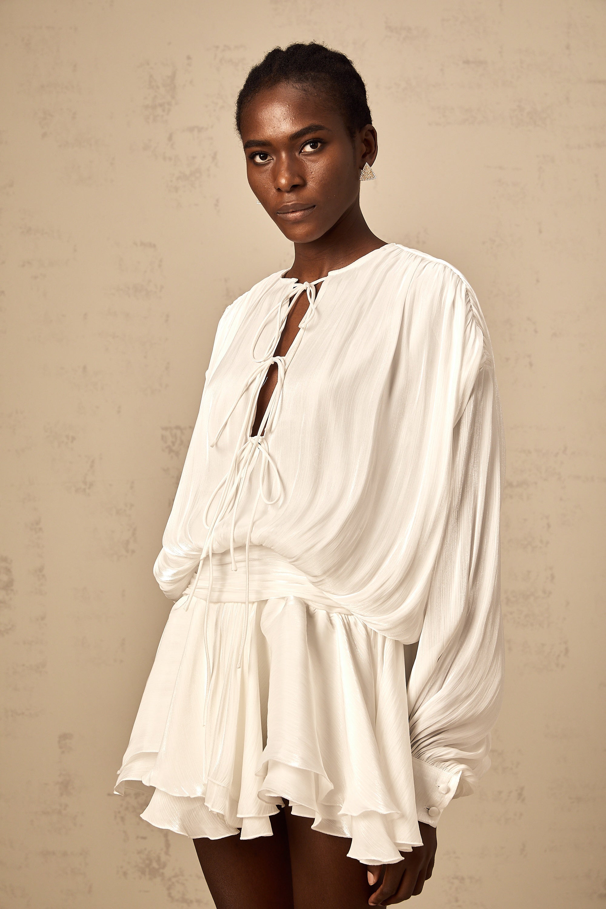 فستان ماهولت القصير باللون الأبيض المطوي مع تأثير لامع