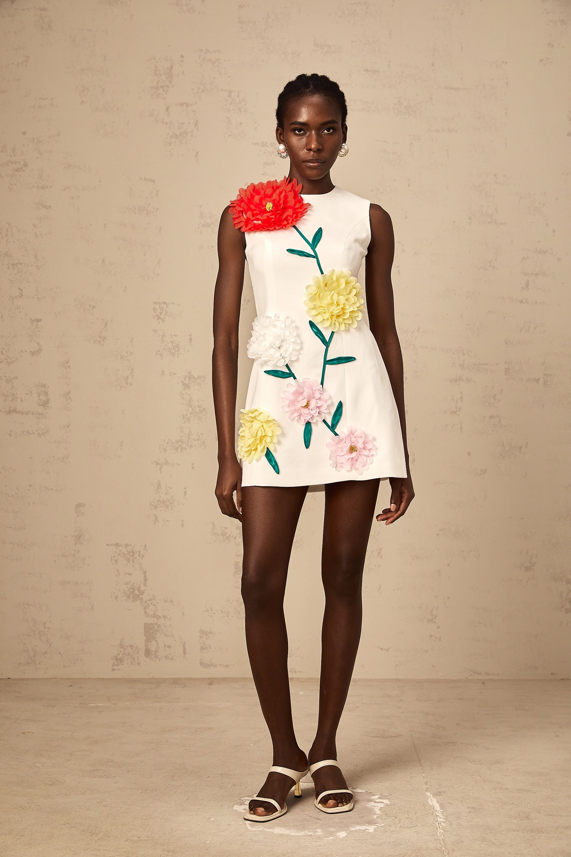 فستان فيرونيك الأبيض القصير بدون أكمام بتصميم بتلات ثلاثية الأبعاد