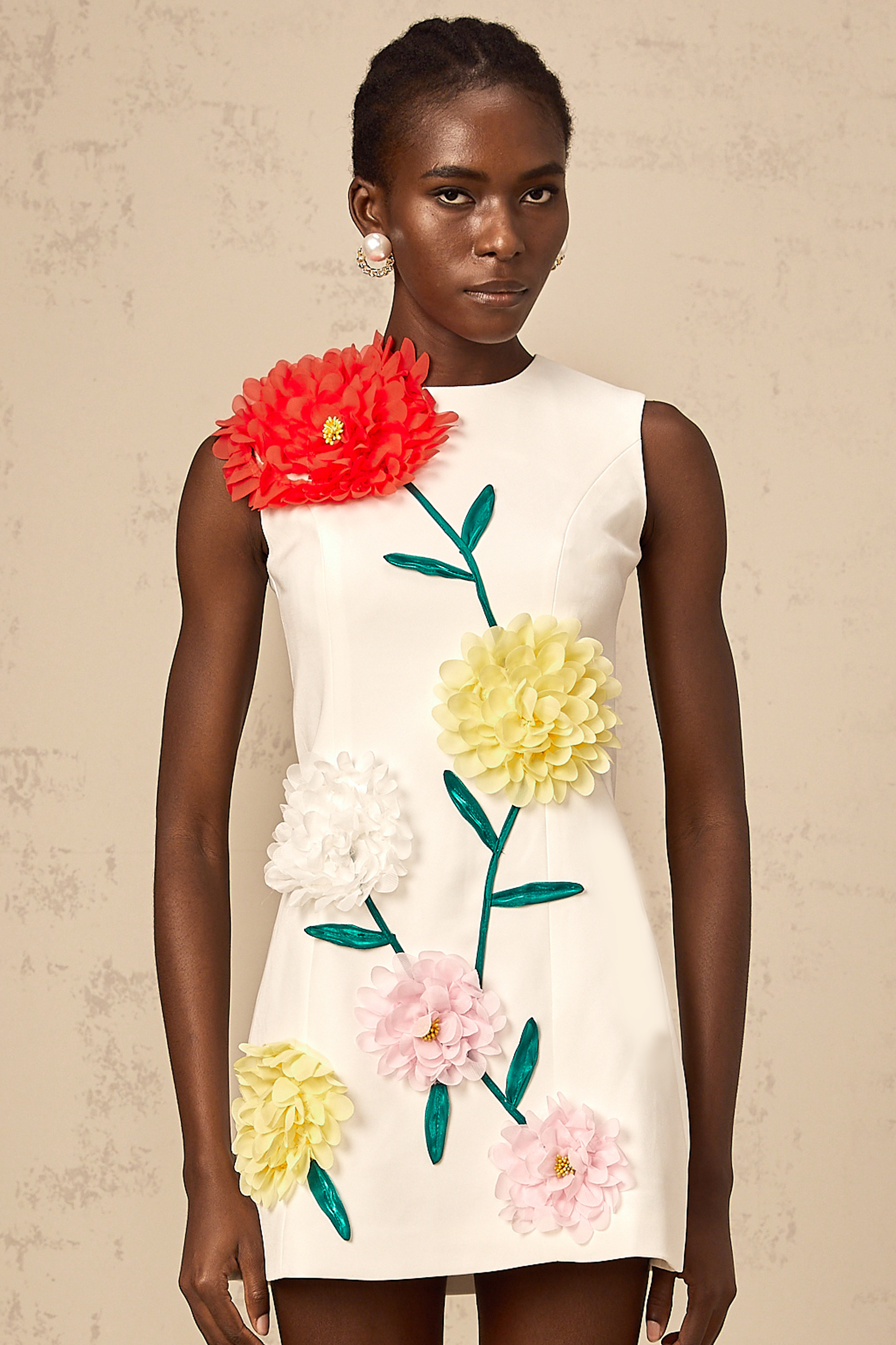 فستان فيرونيك الأبيض القصير بدون أكمام بتصميم بتلات ثلاثية الأبعاد