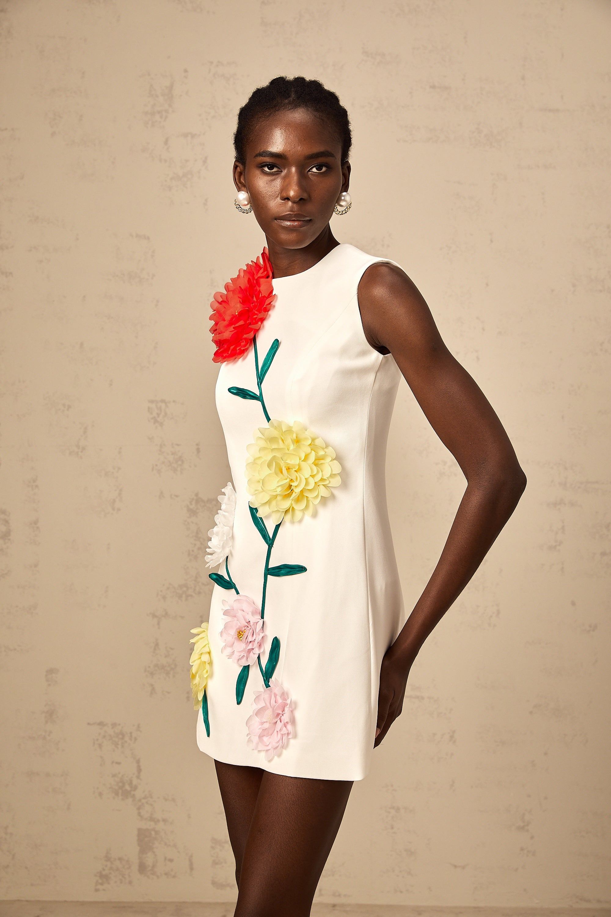 فستان فيرونيك الأبيض القصير بدون أكمام بتصميم بتلات ثلاثية الأبعاد