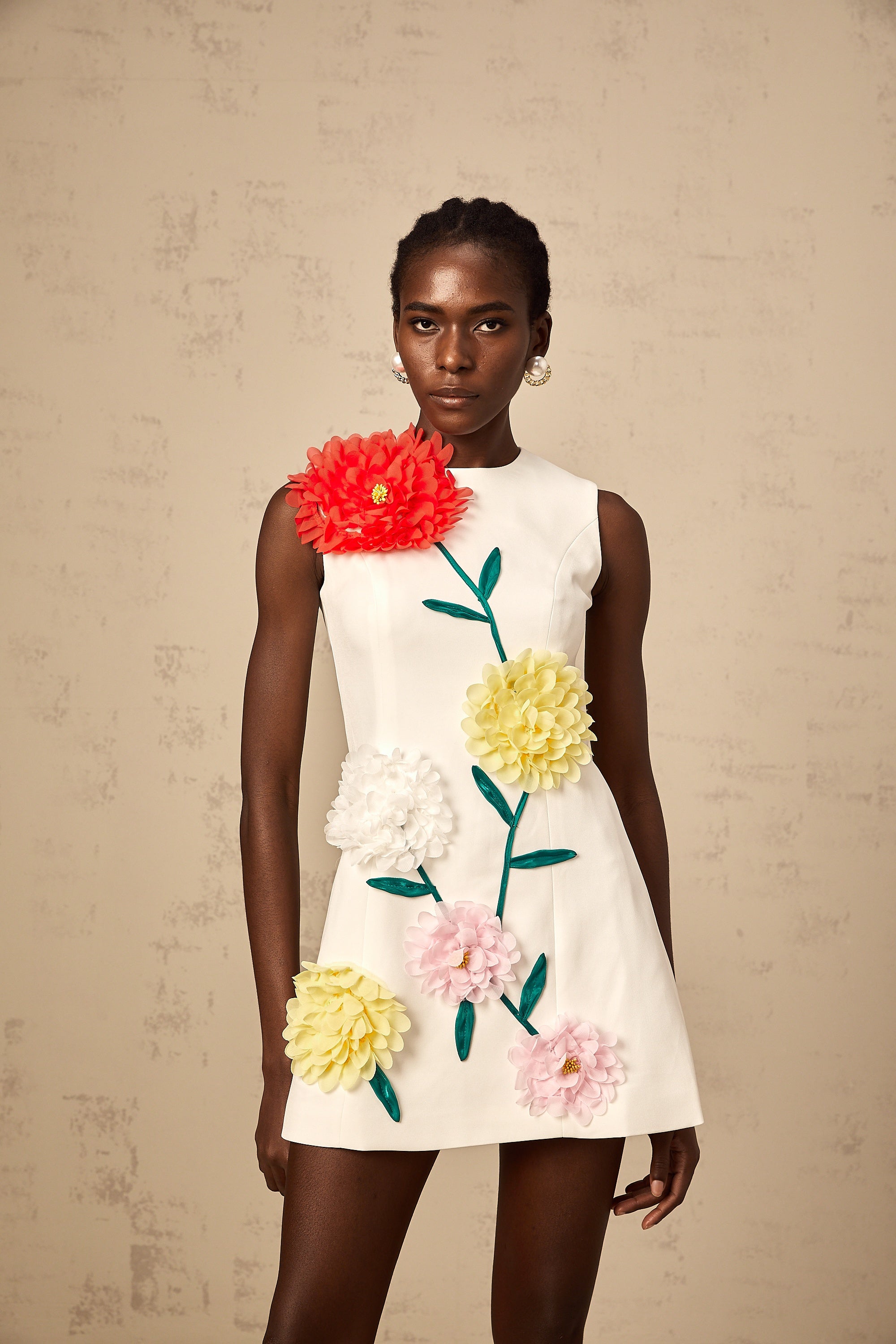 فستان فيرونيك الأبيض القصير بدون أكمام بتصميم بتلات ثلاثية الأبعاد