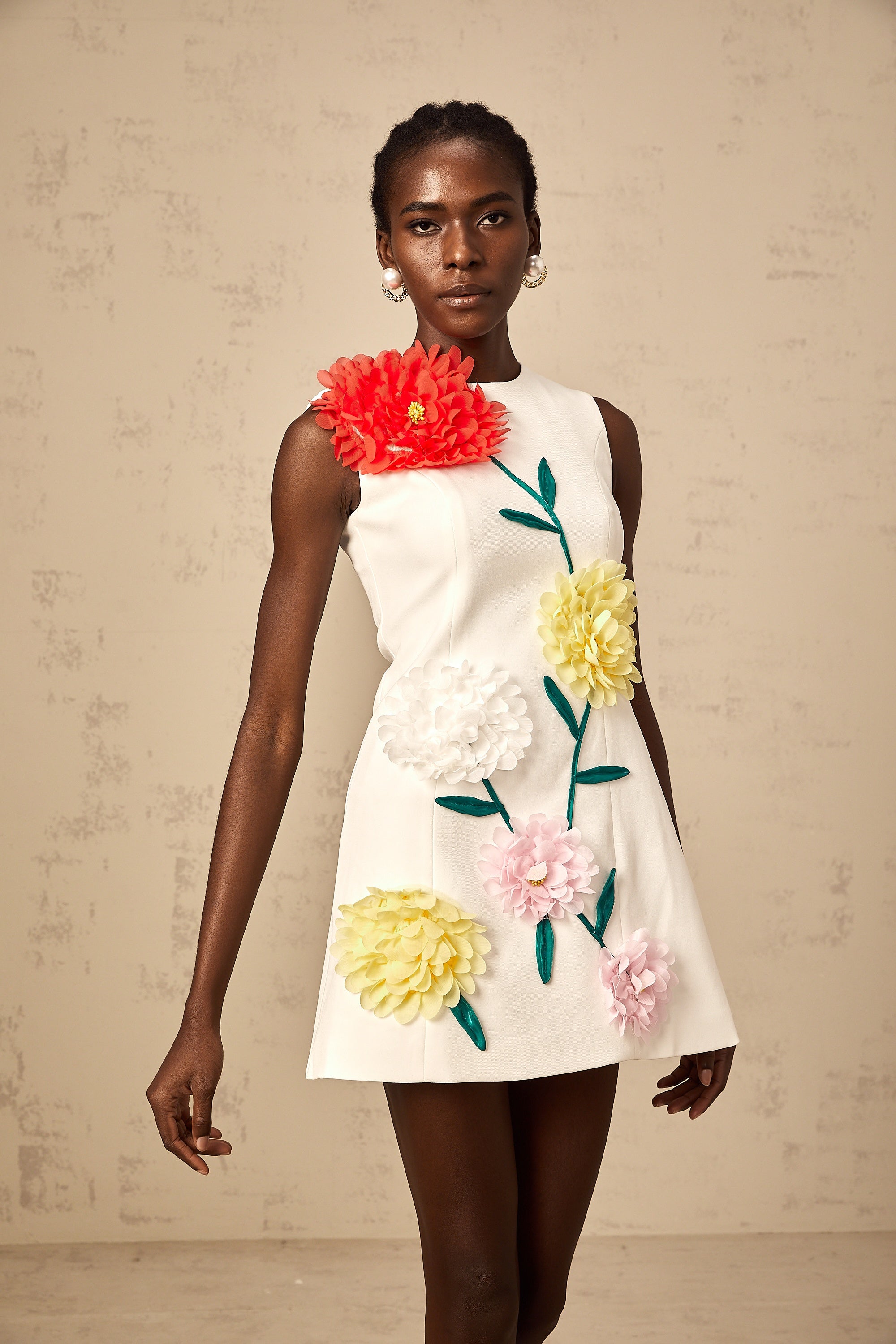 فستان فيرونيك الأبيض القصير بدون أكمام بتصميم بتلات ثلاثية الأبعاد