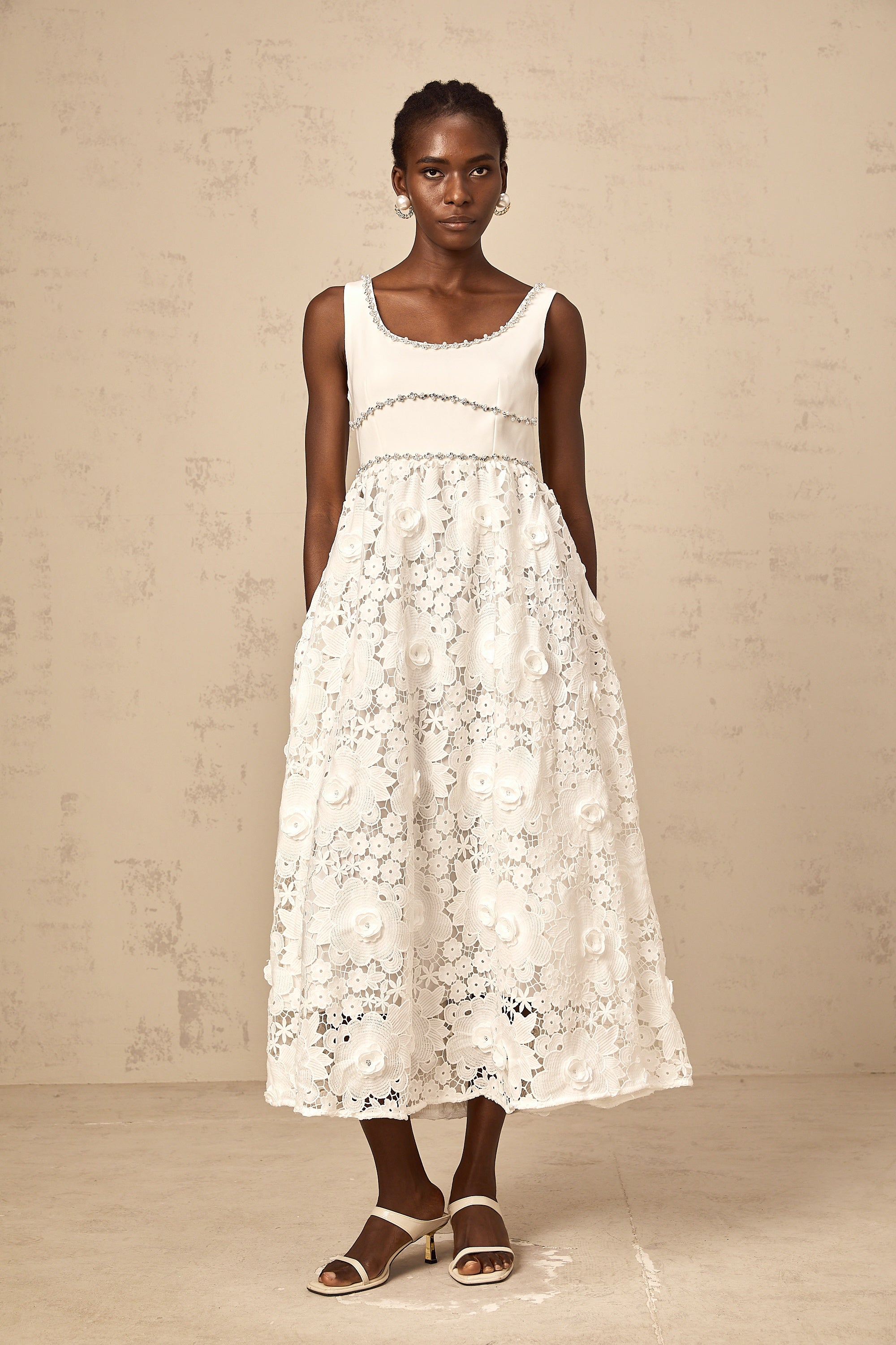 فستان ميدي من الدانتيل الأبيض المزين بـ Poema