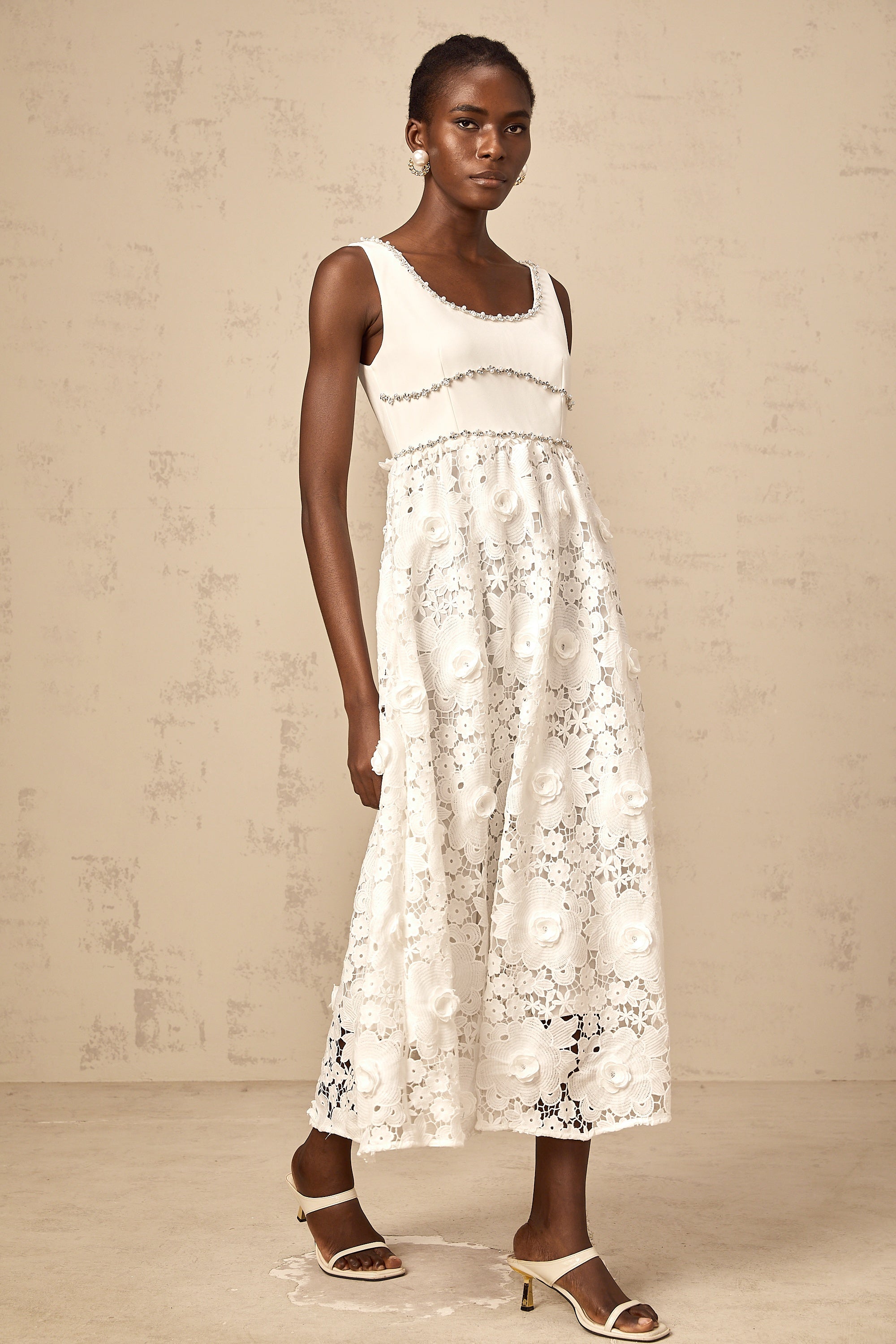 فستان ميدي من الدانتيل الأبيض المزين بـ Poema
