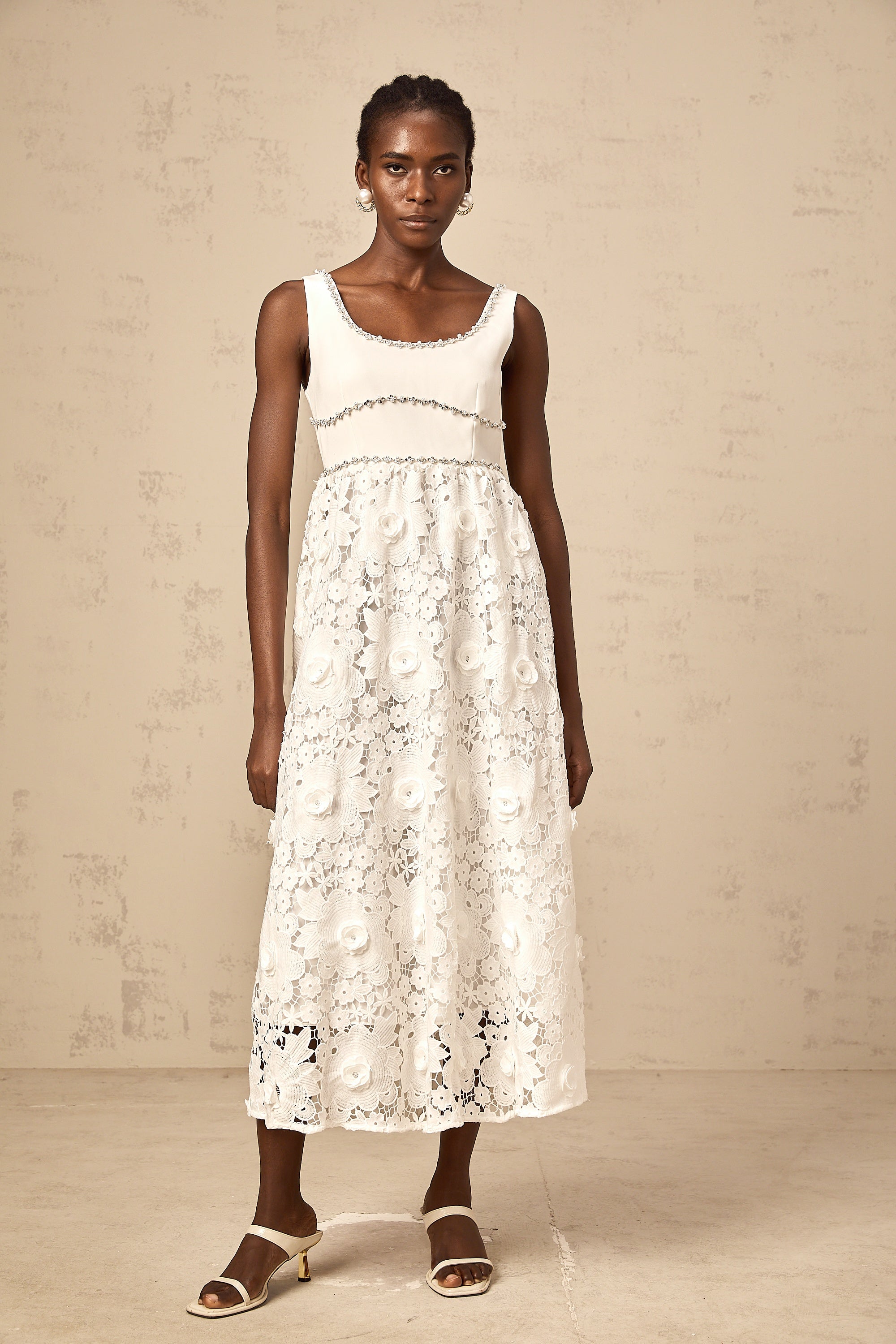 فستان ميدي من الدانتيل الأبيض المزين بـ Poema