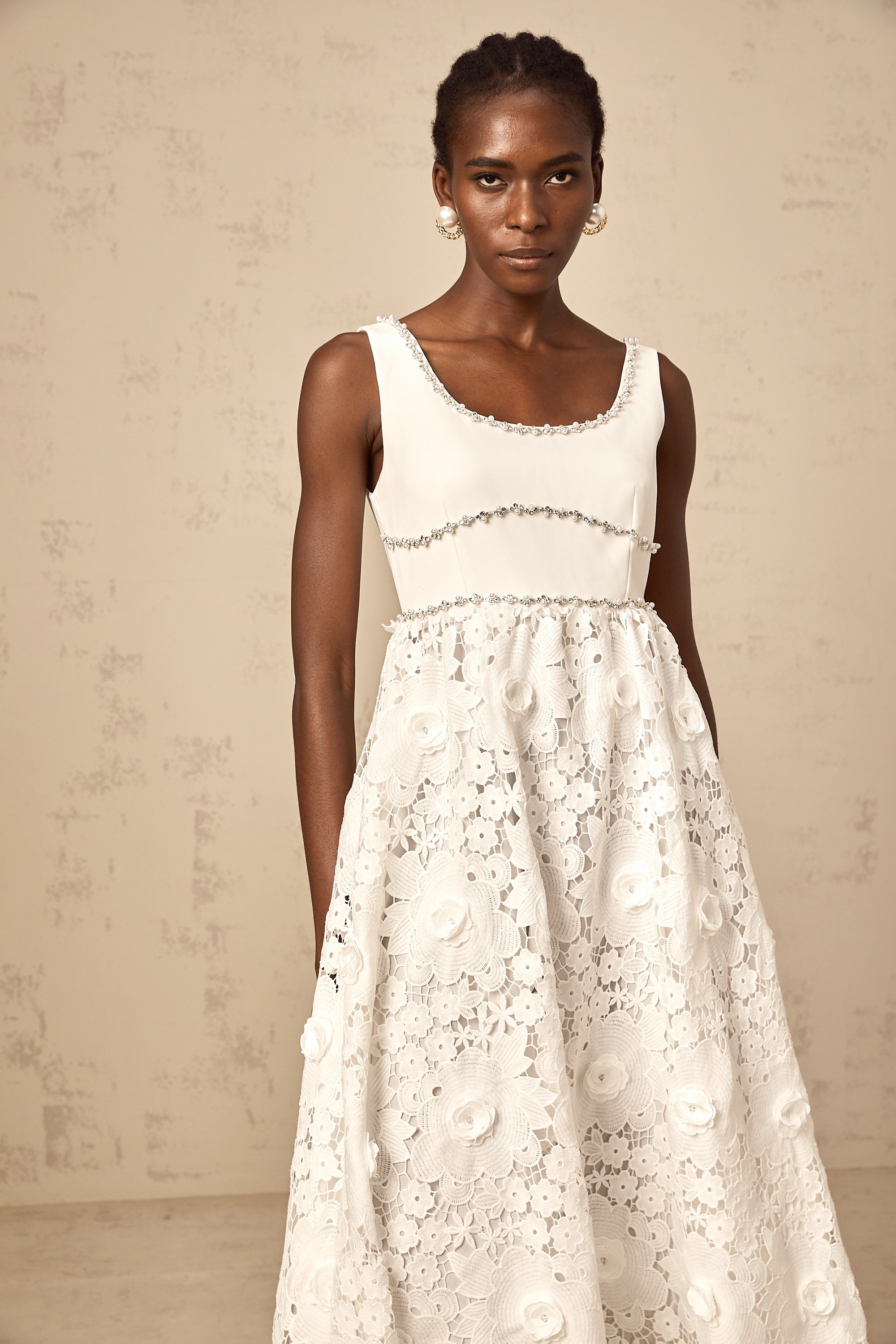 فستان ميدي من الدانتيل الأبيض المزين بـ Poema
