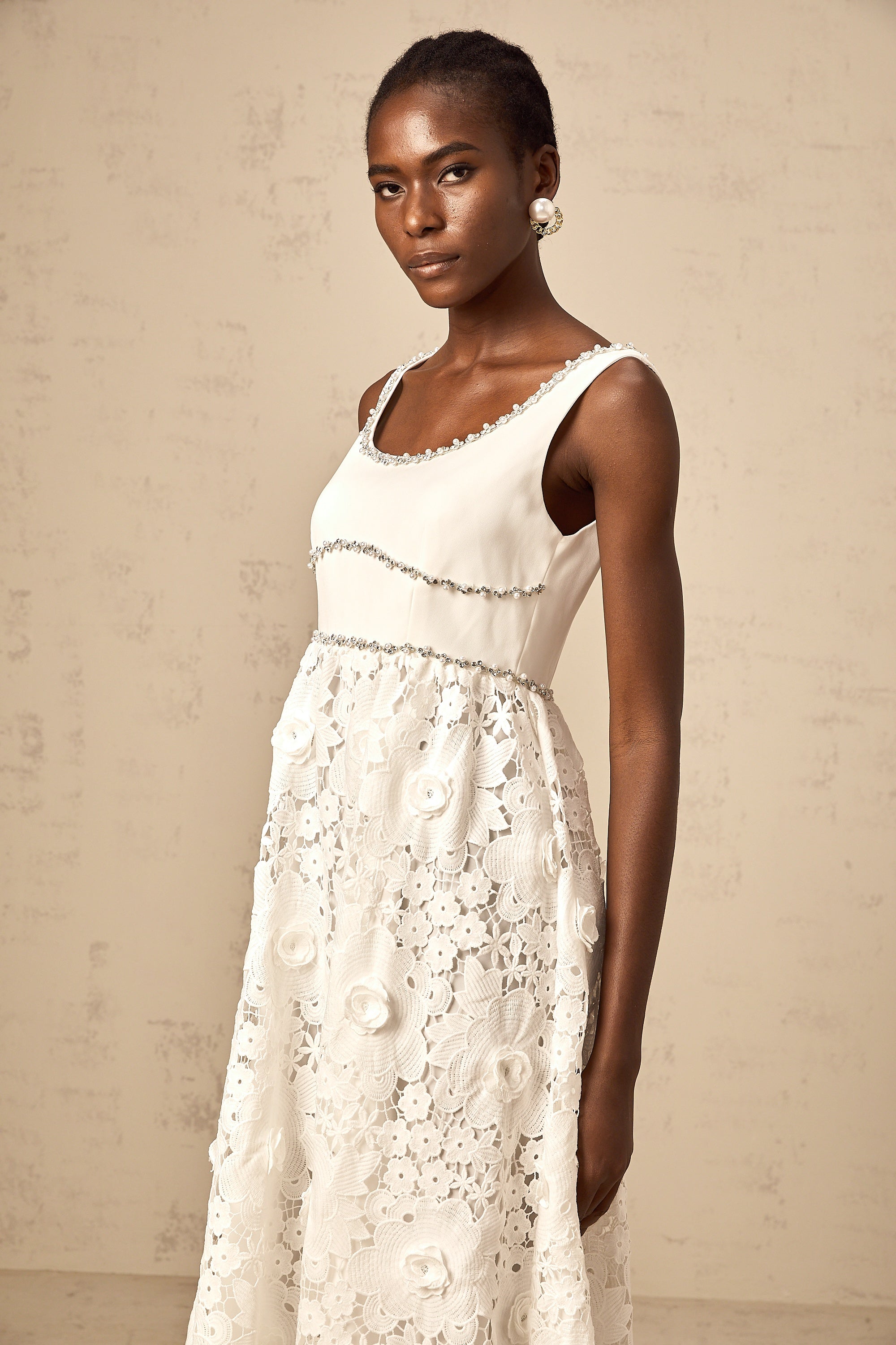 فستان ميدي من الدانتيل الأبيض المزين بـ Poema