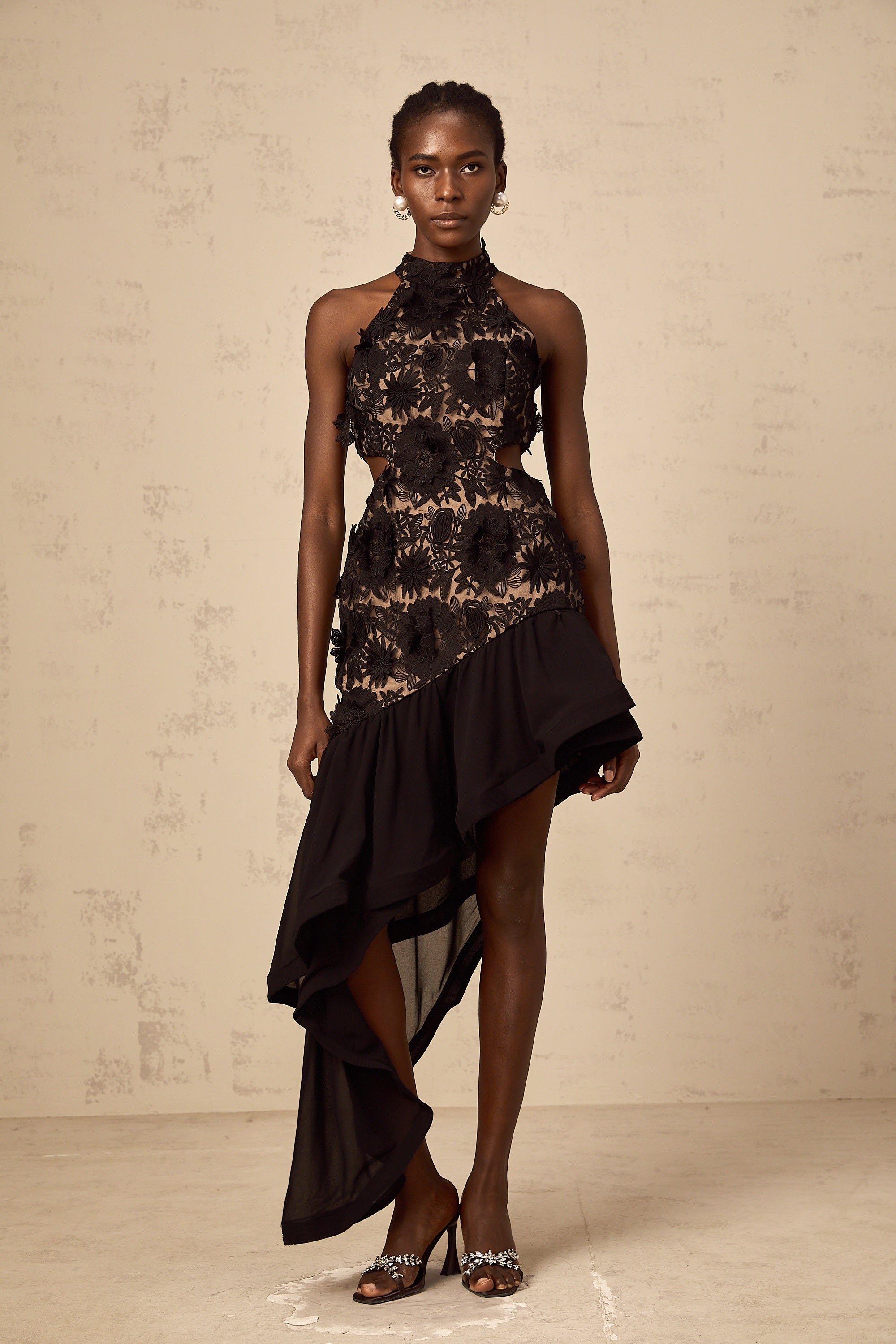 Bernadette – Schwarzes, asymmetrisches Midikleid mit Blumenapplikation