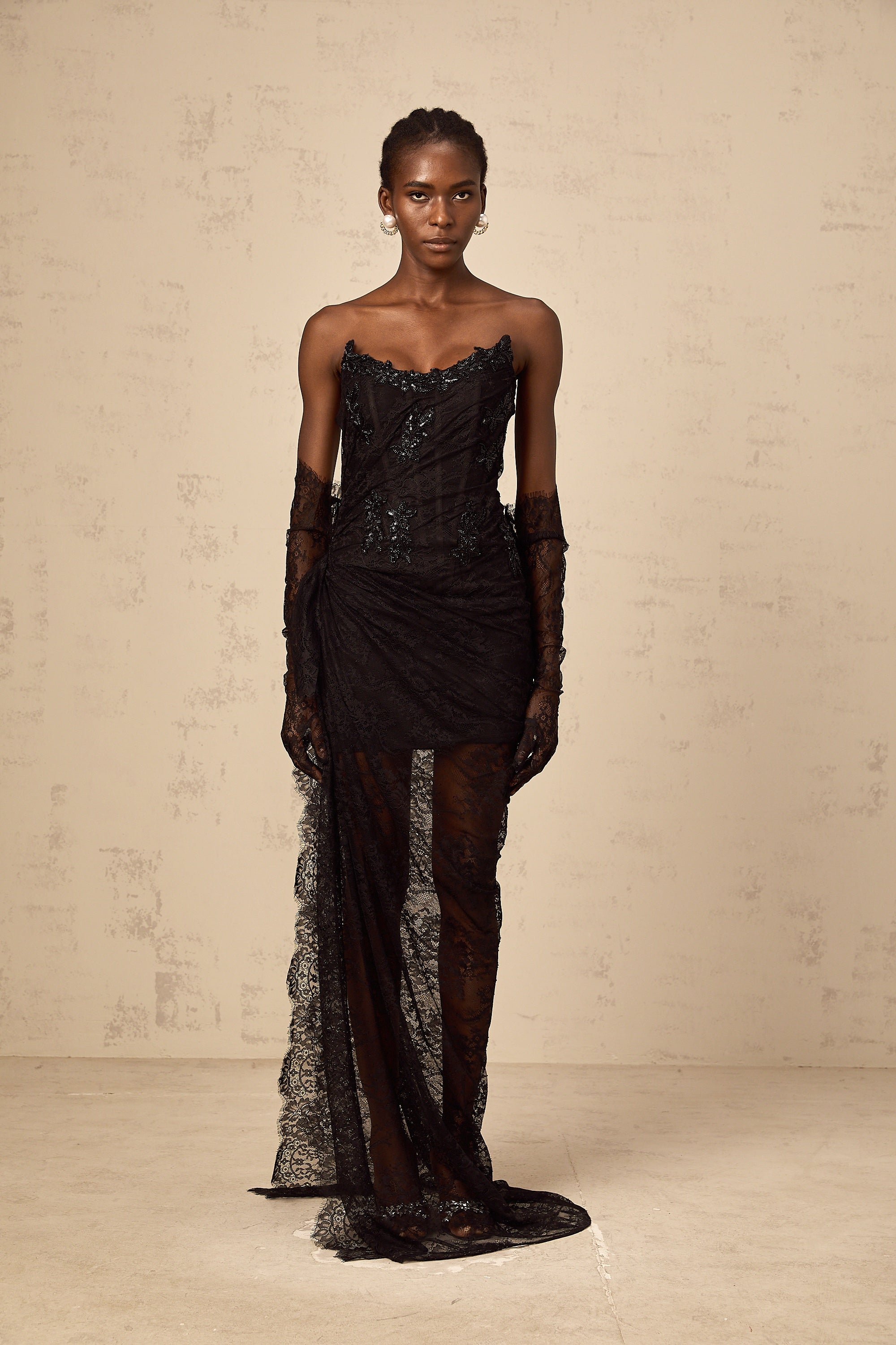 فستان سيلفي ماكسي أسود من الدانتيل غير المتماثل والمطرز بالخرز