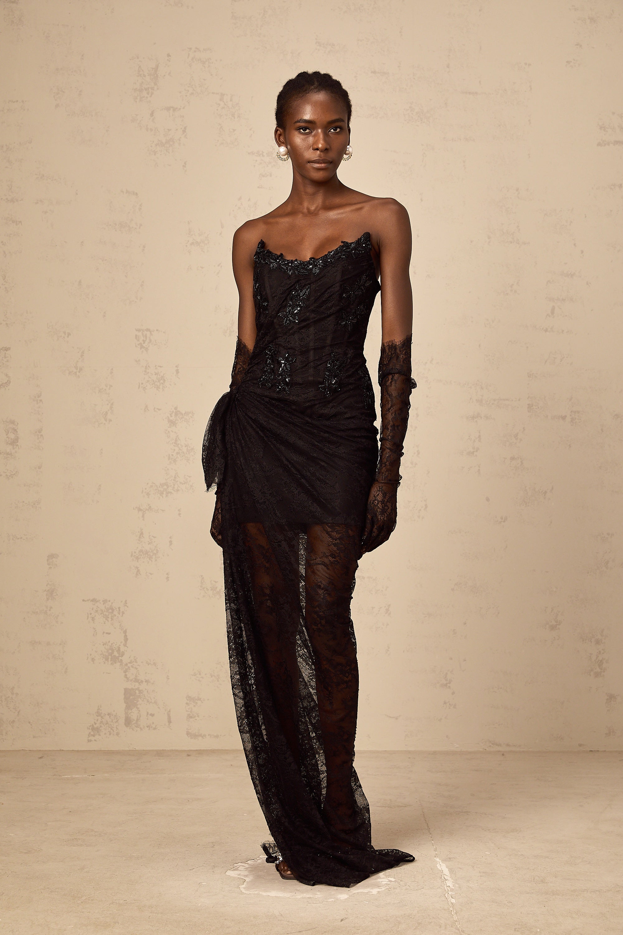 فستان سيلفي ماكسي أسود من الدانتيل غير المتماثل والمطرز بالخرز