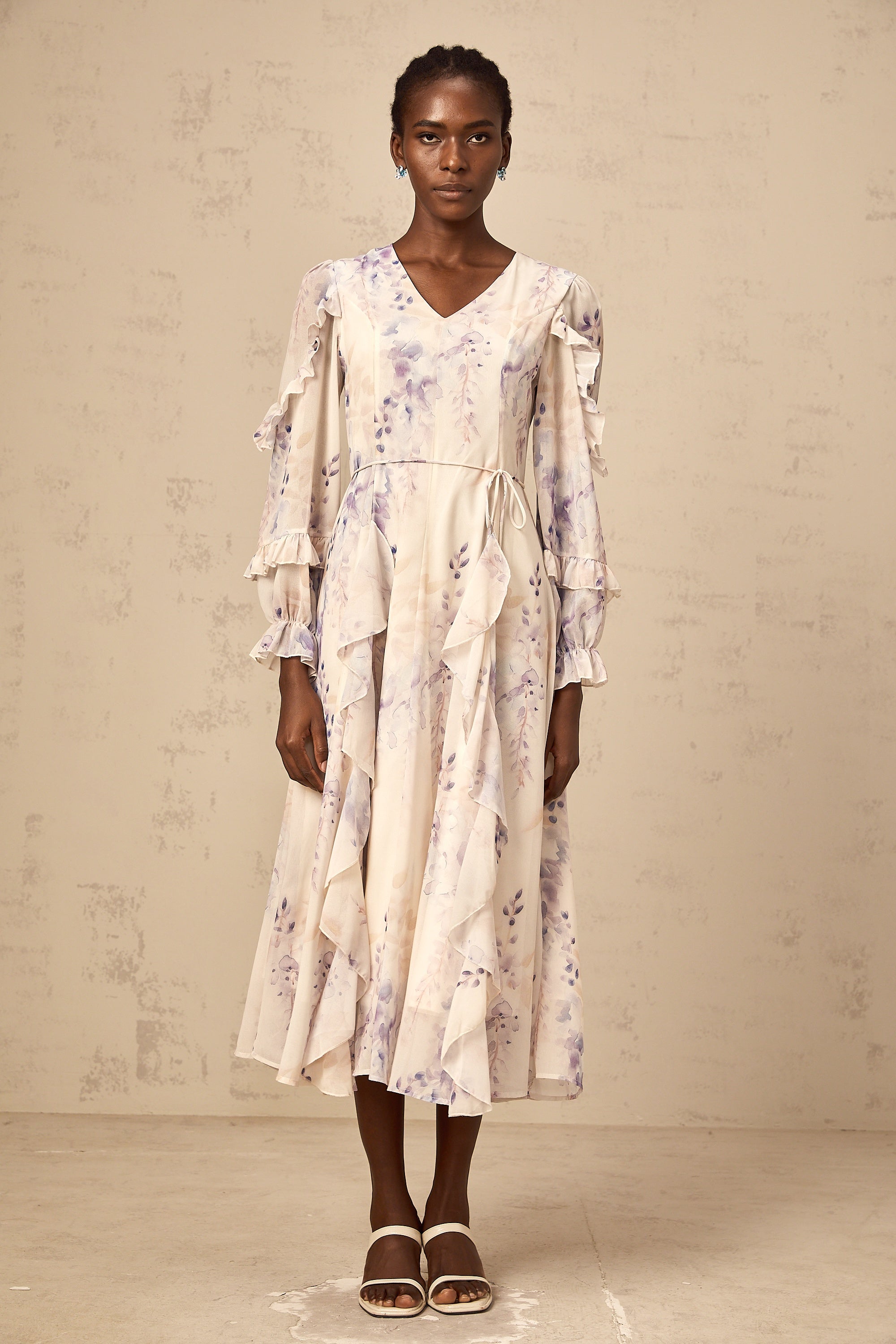 فستان فيفيان متوسط الطول بطبعة زهور الوستارية بألوان محايدة