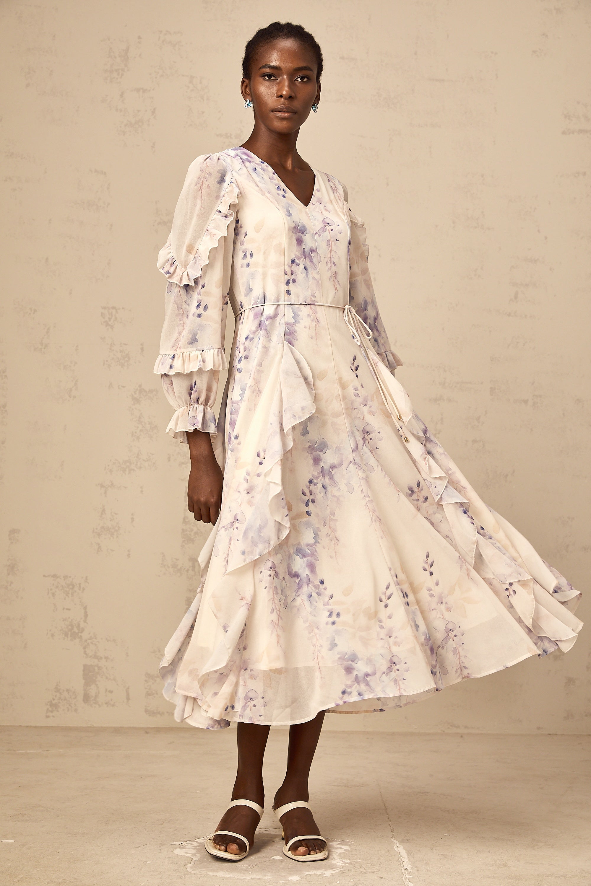 فستان فيفيان متوسط الطول بطبعة زهور الوستارية بألوان محايدة