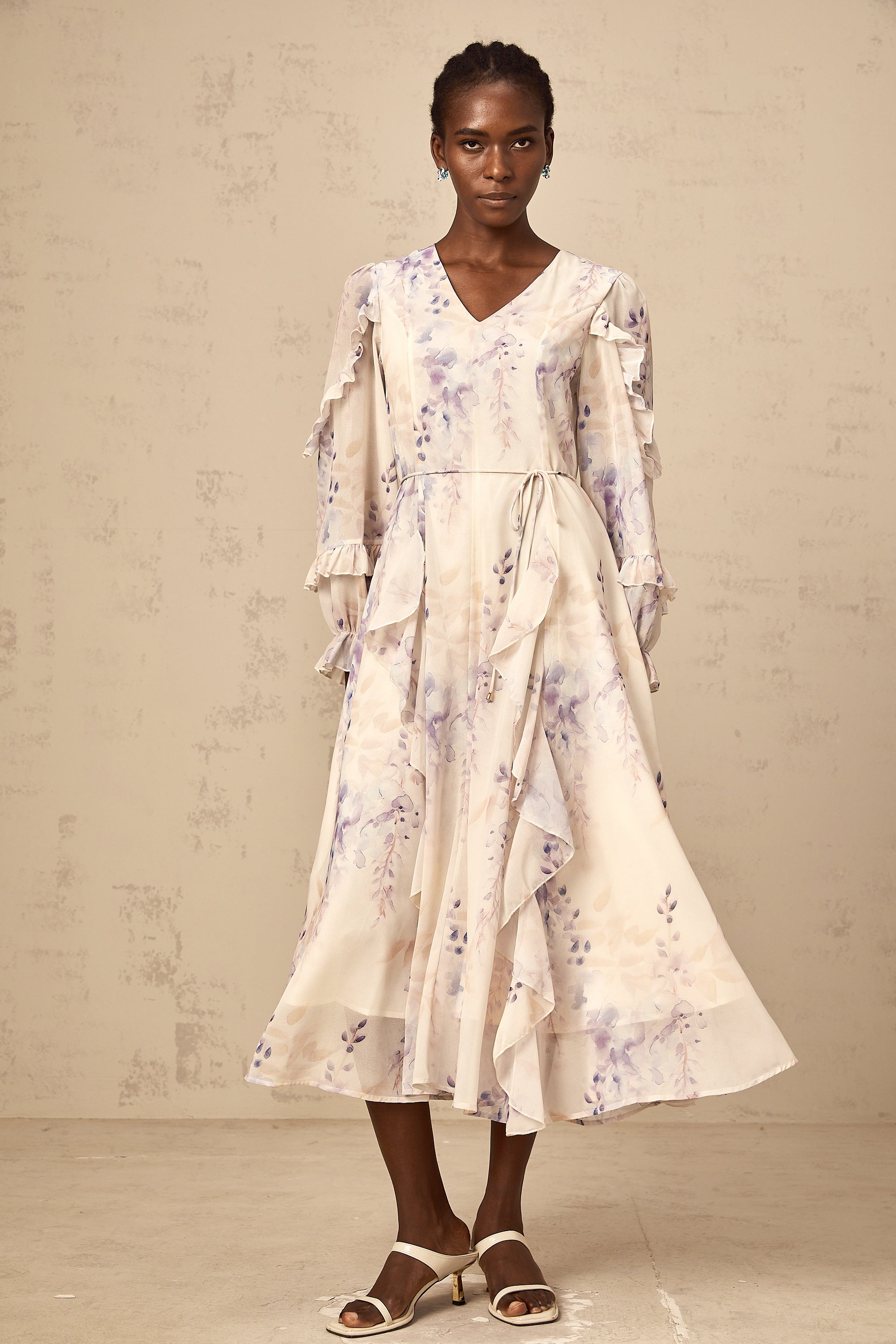 فستان فيفيان متوسط الطول بطبعة زهور الوستارية بألوان محايدة