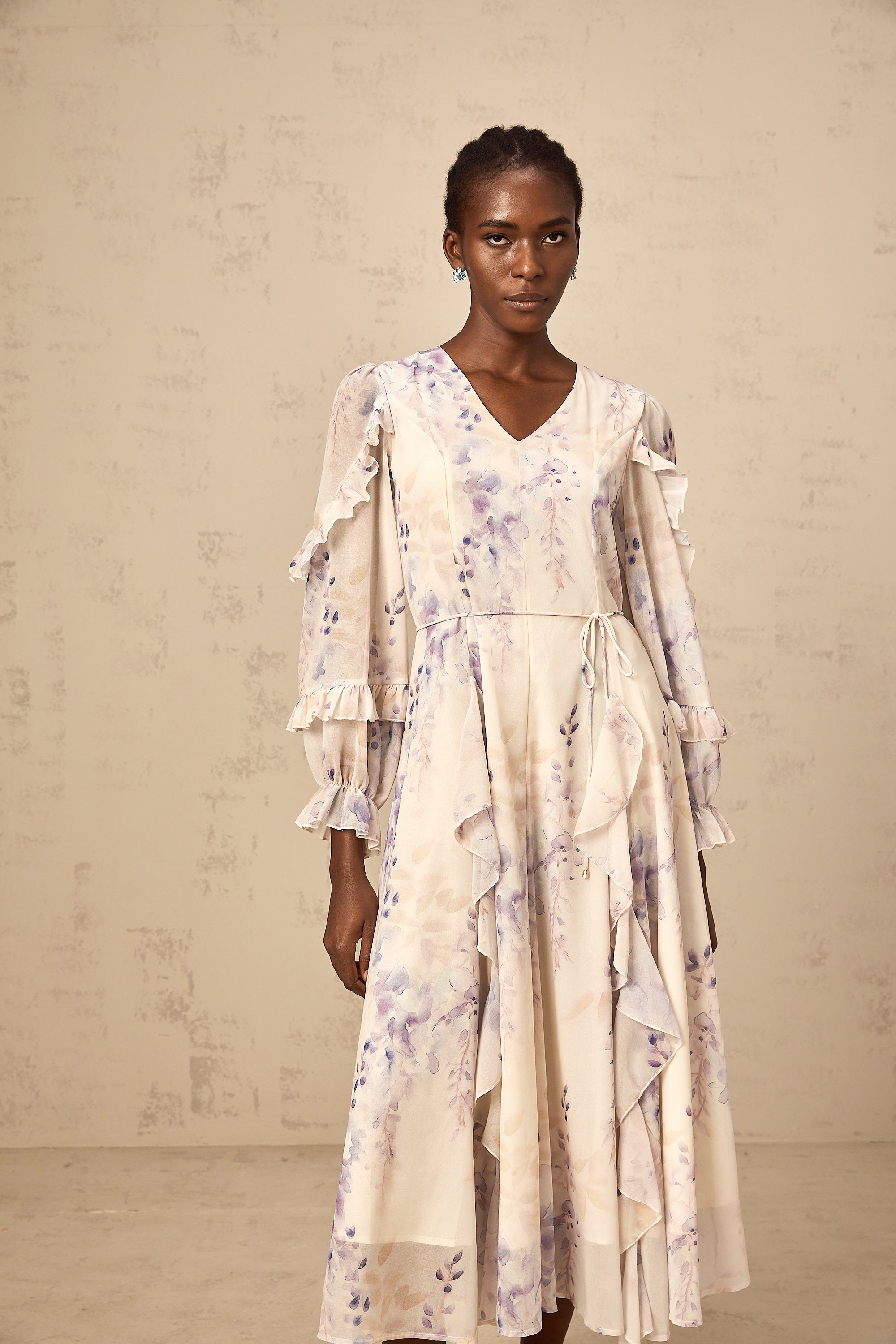 فستان فيفيان متوسط الطول بطبعة زهور الوستارية بألوان محايدة