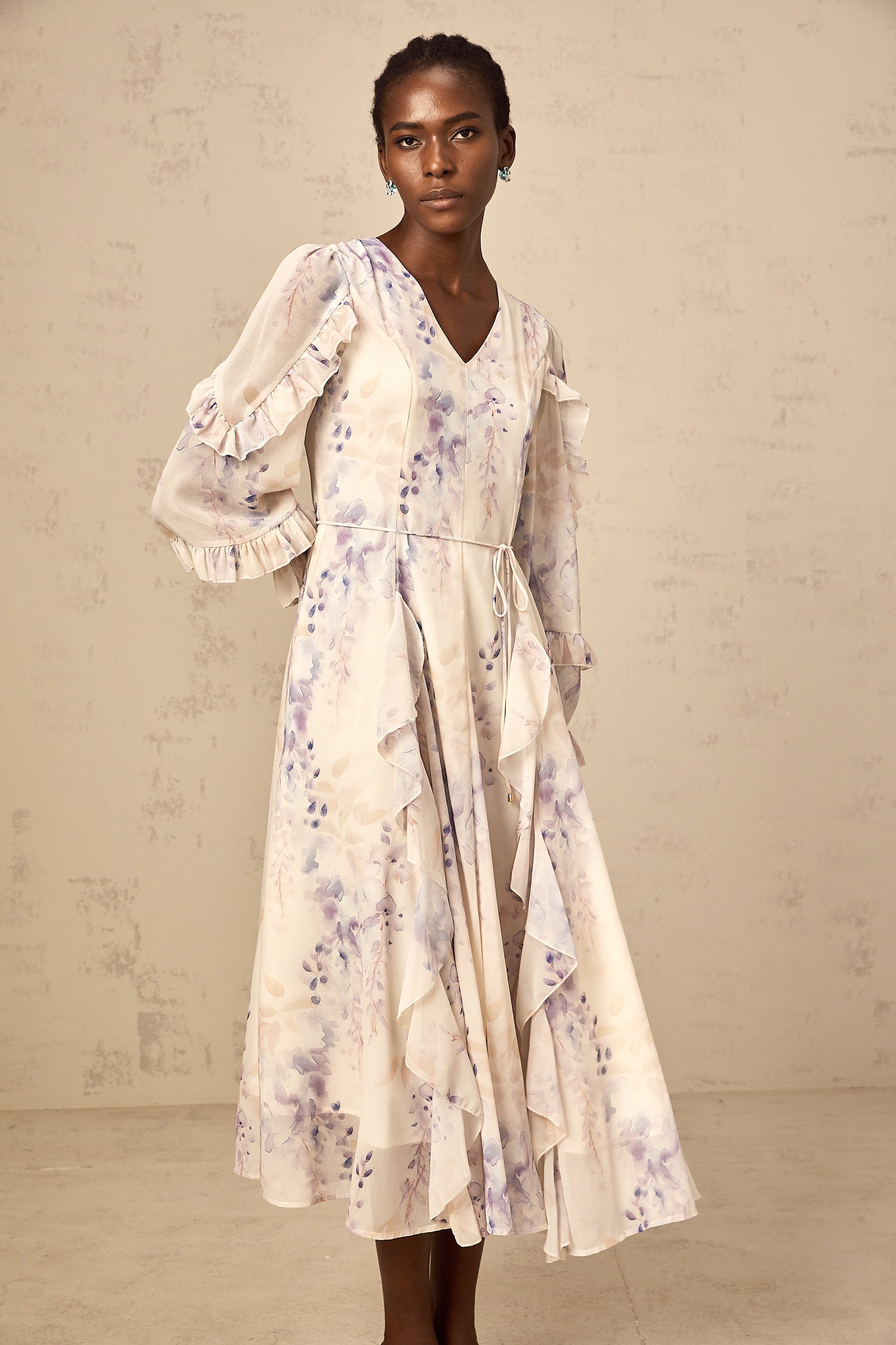 فستان فيفيان متوسط الطول بطبعة زهور الوستارية بألوان محايدة