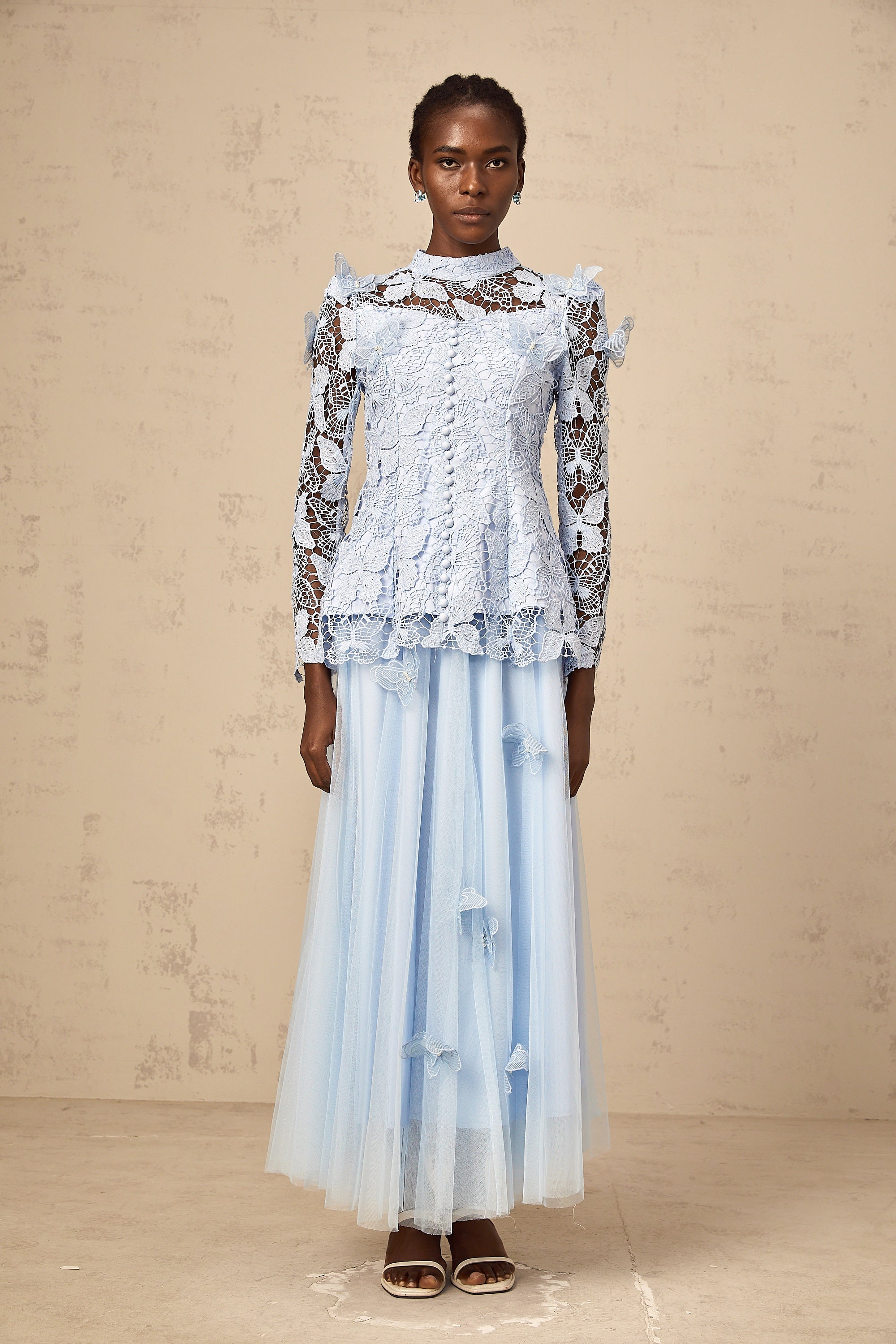 طقم نيكوليت من توب وتنورة متناسقة من الدانتيل باللون الأزرق المزين بالترتر