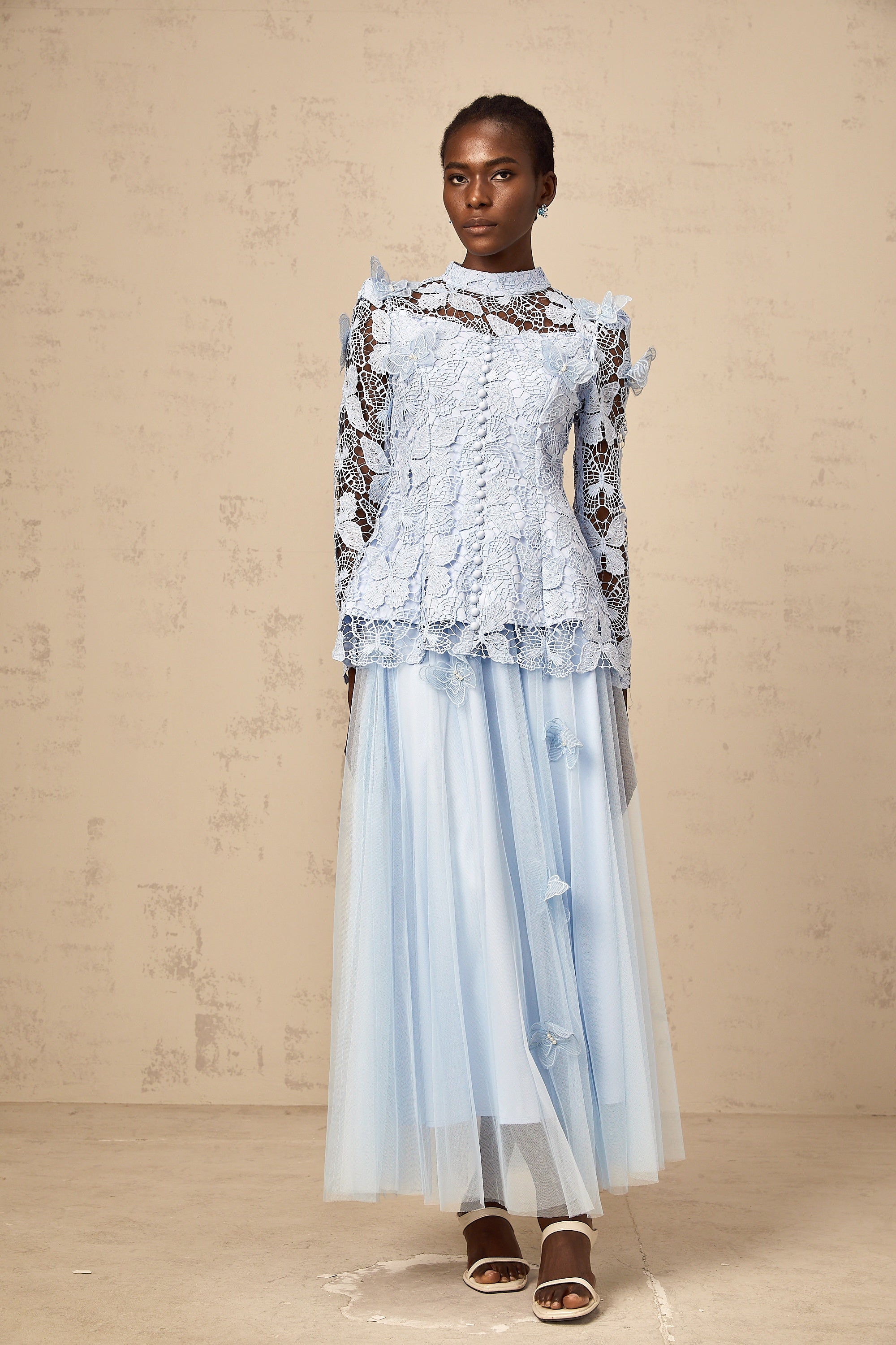 طقم نيكوليت من توب وتنورة متناسقة من الدانتيل باللون الأزرق المزين بالترتر