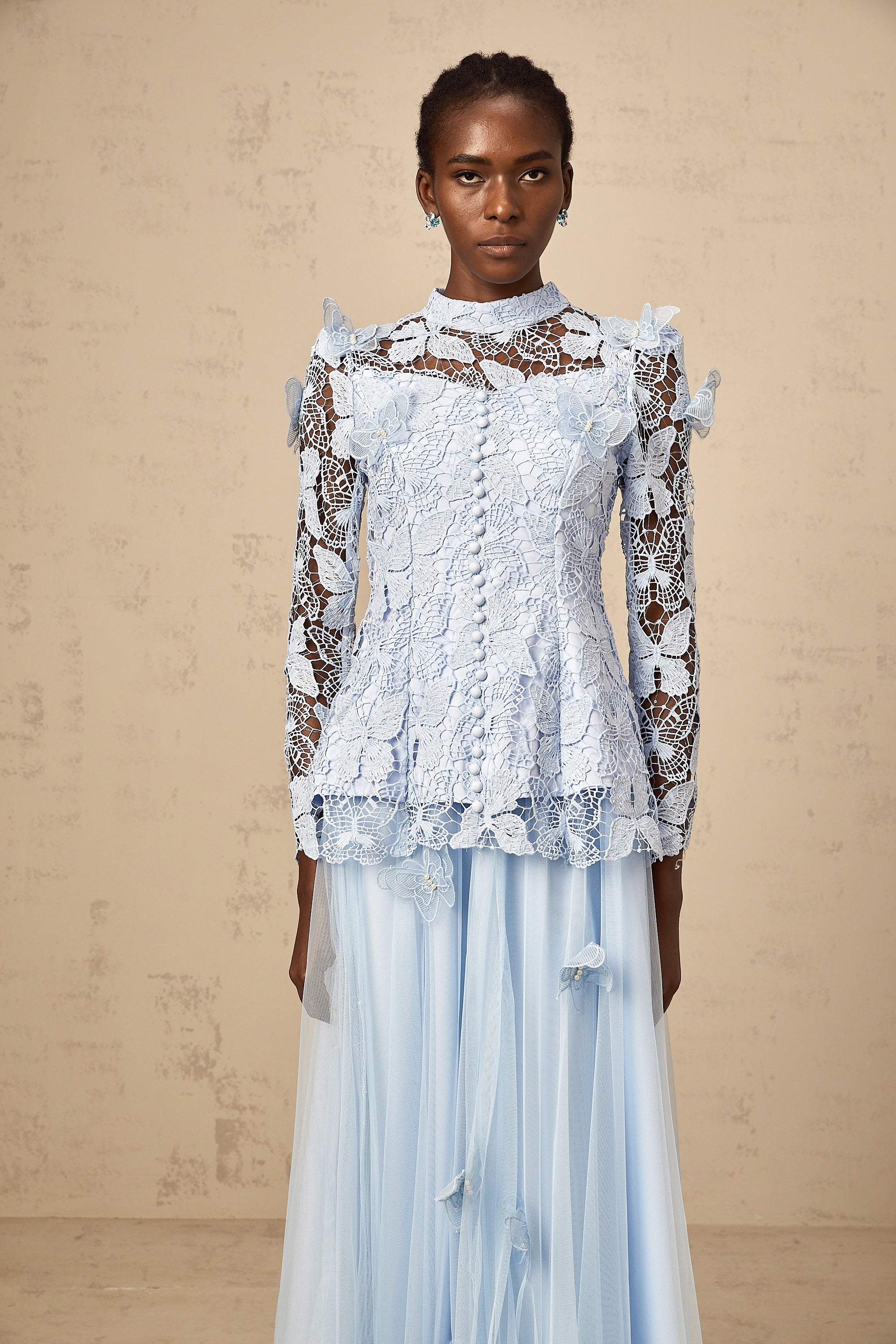 طقم نيكوليت من توب وتنورة متناسقة من الدانتيل باللون الأزرق المزين بالترتر